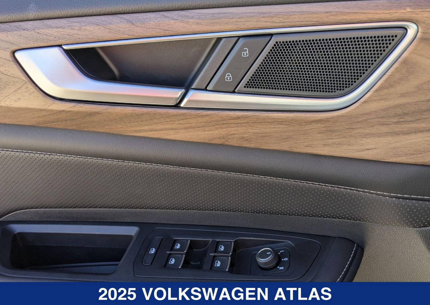 2025 Volkswagen Atlas SE w/Tech - Photo 10