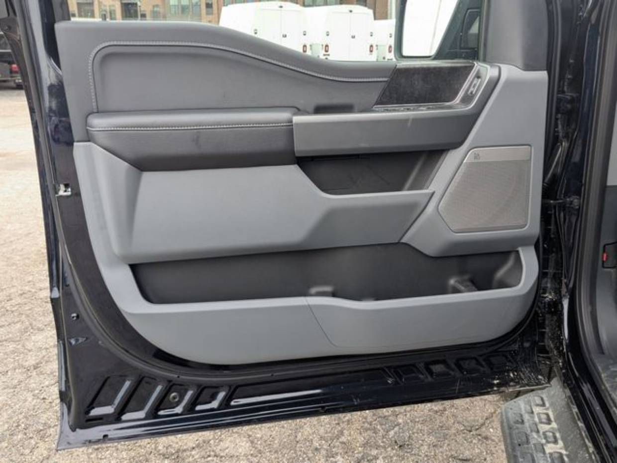 2025 Ford F-150 Lightning Flash - Photo 10
