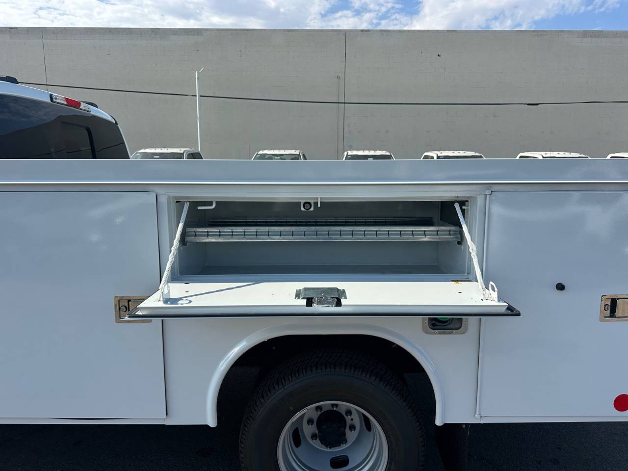 2025 Ford F-350 Super Duty Chassis Cab XL - Photo 13