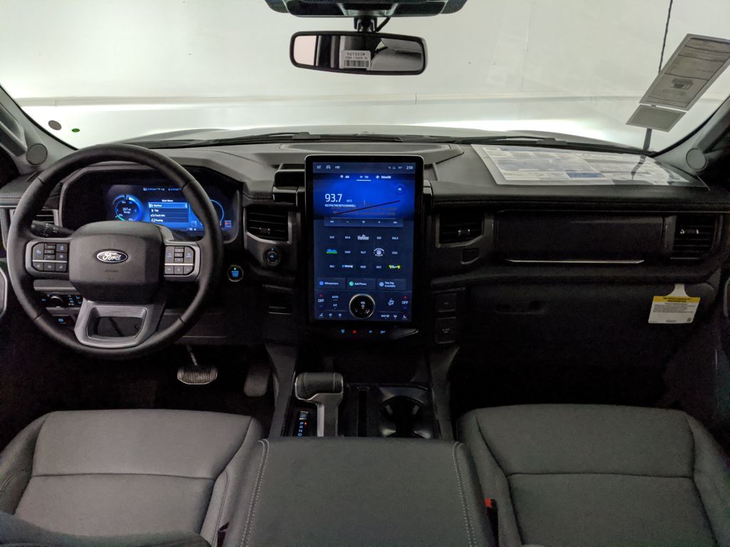 2025 Ford F-150 Lightning Flash - Photo 12