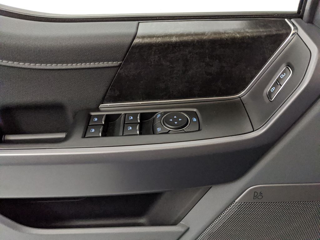 2025 Ford F-150 Lightning Flash - Photo 20