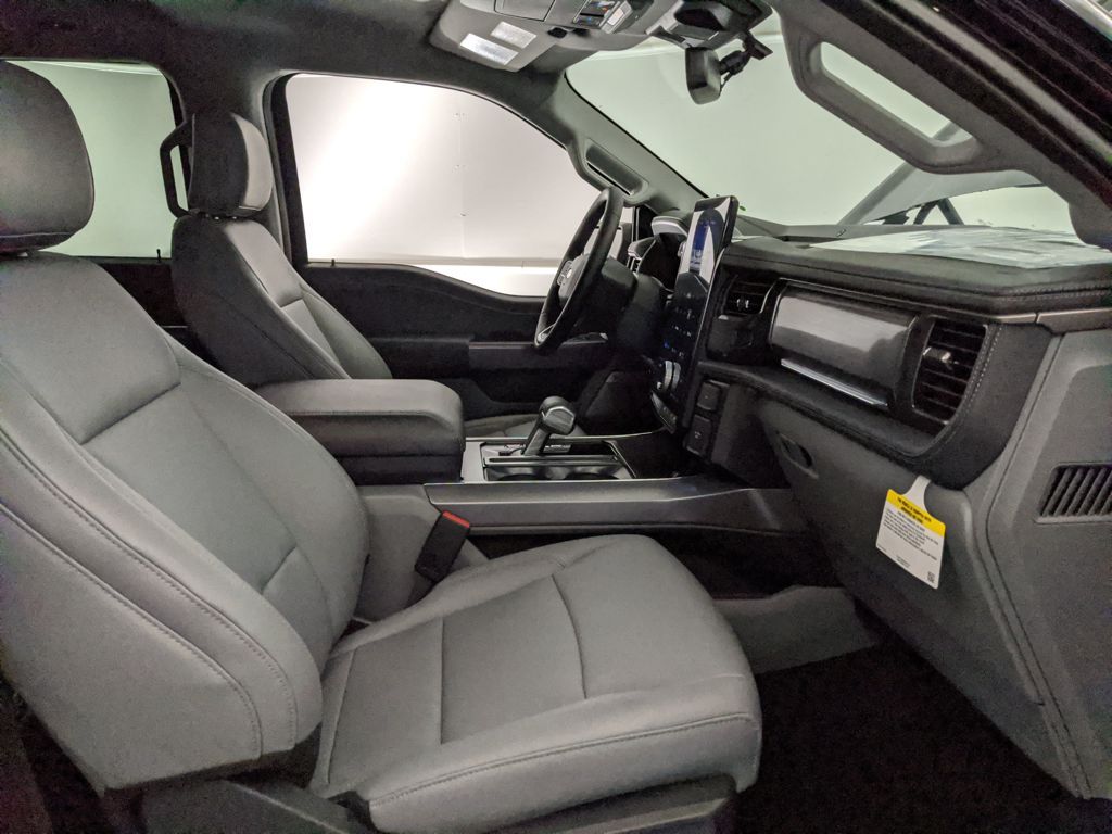 2025 Ford F-150 Lightning Flash - Photo 25