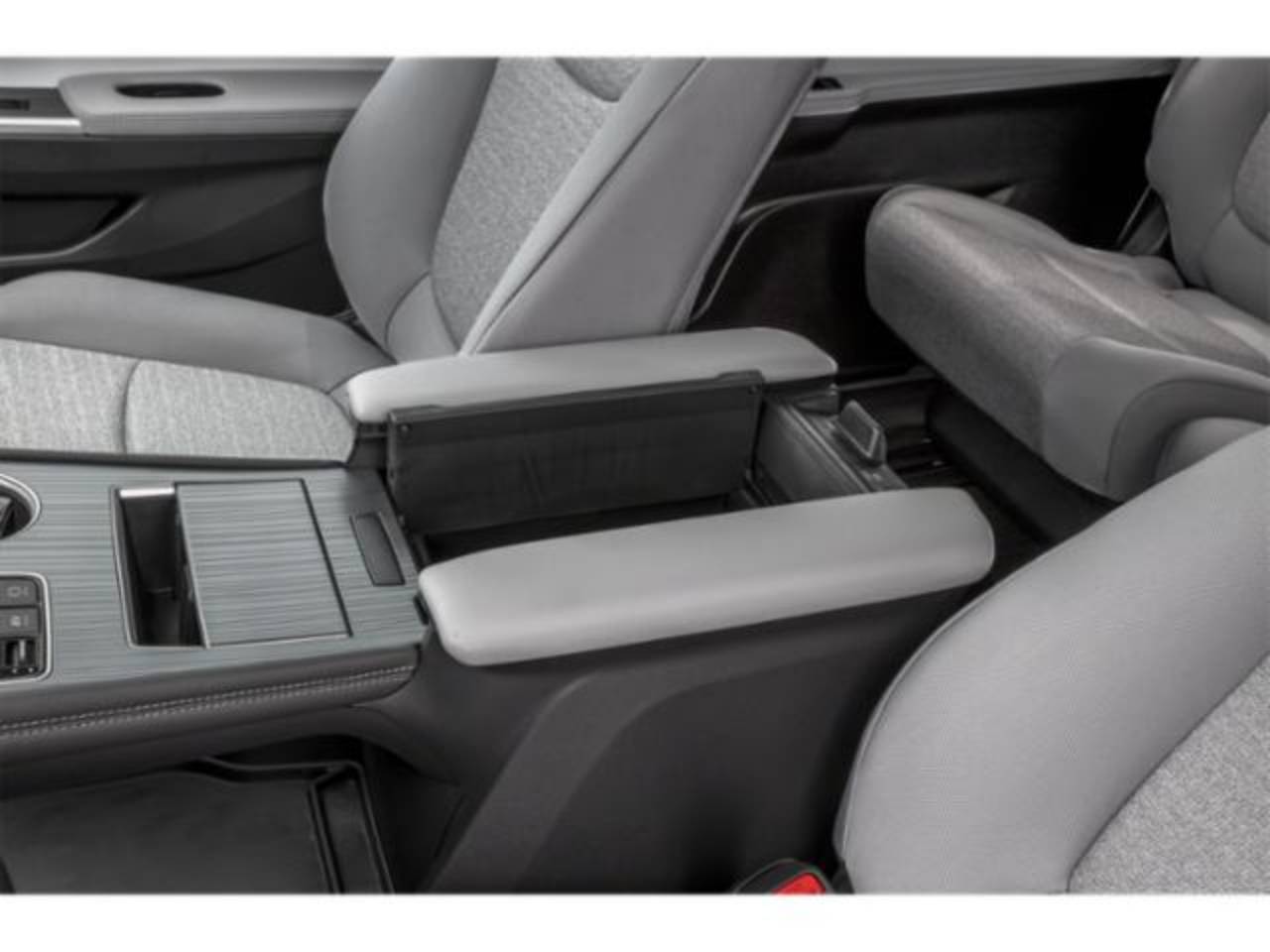 2025 Toyota Sienna LE - Photo 33