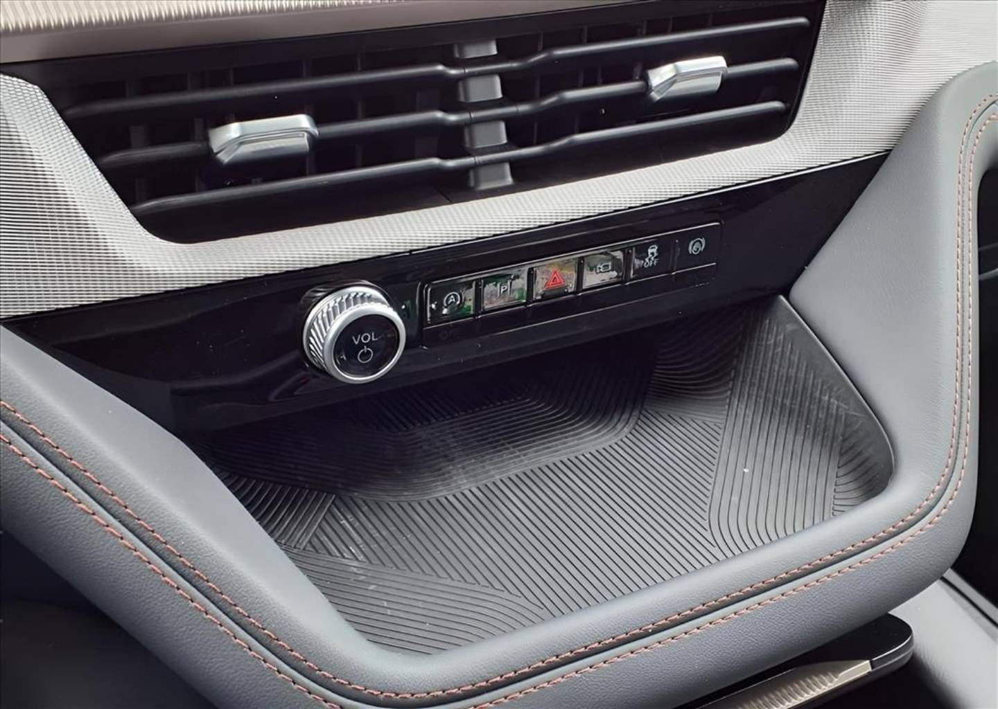 2026 Ford Explorer Active - Photo 15