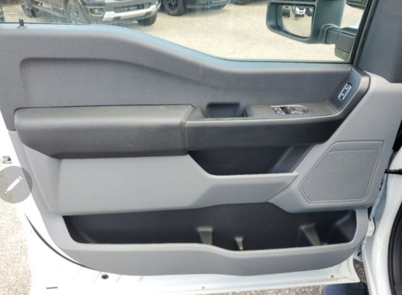 2025 Ford F-350 Super Duty Chassis Cab XL - Photo 8