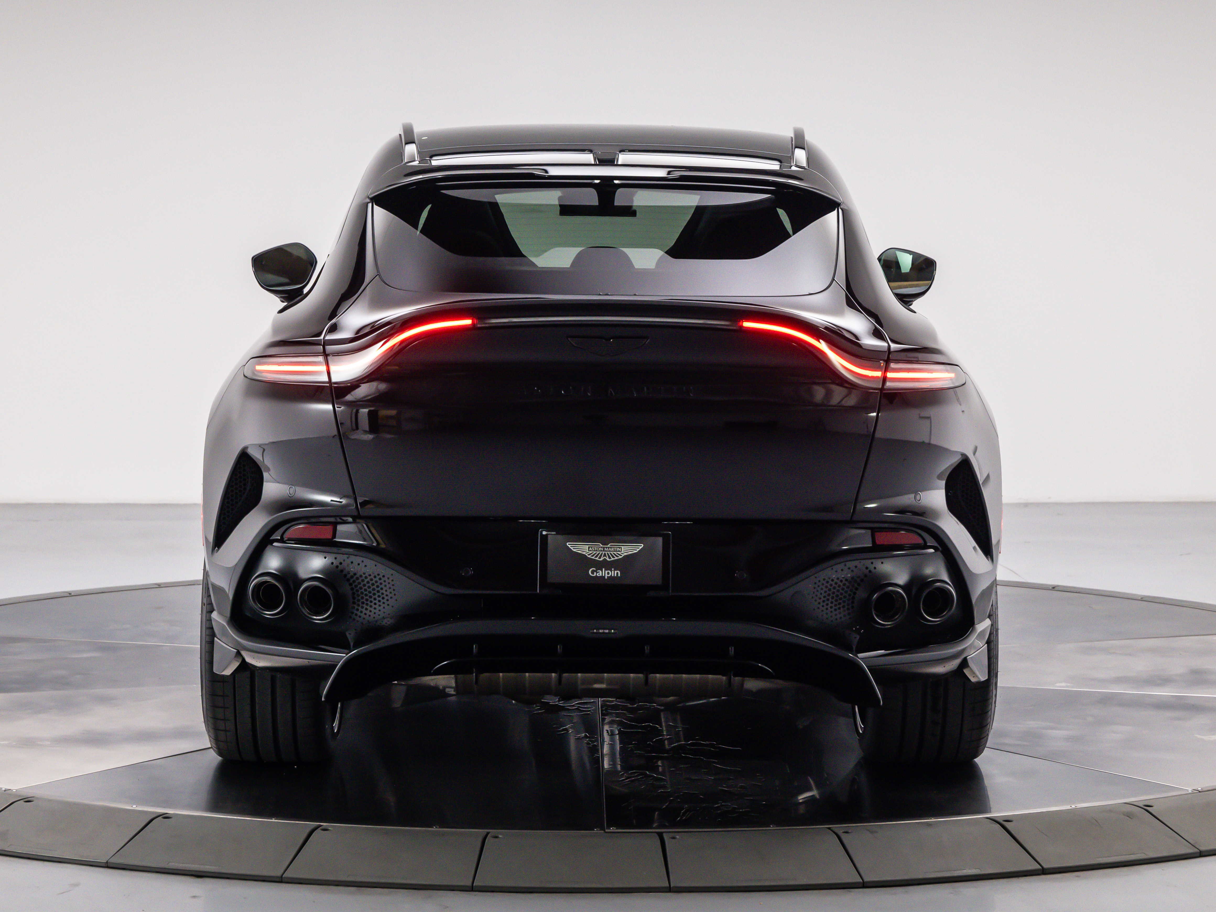 2026 Aston Martin DBX 707 - Photo 7
