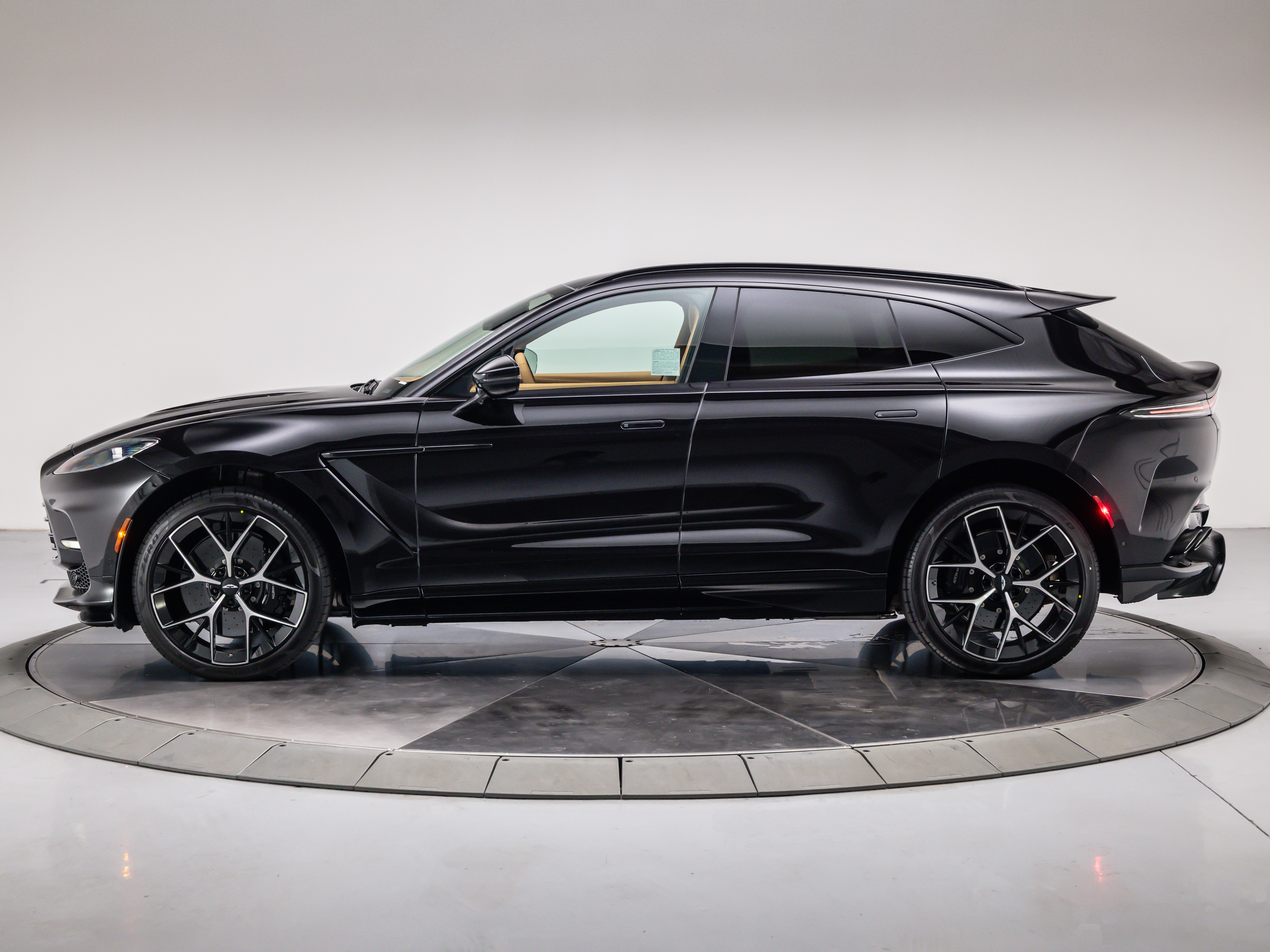 2026 Aston Martin DBX 707 - Photo 12