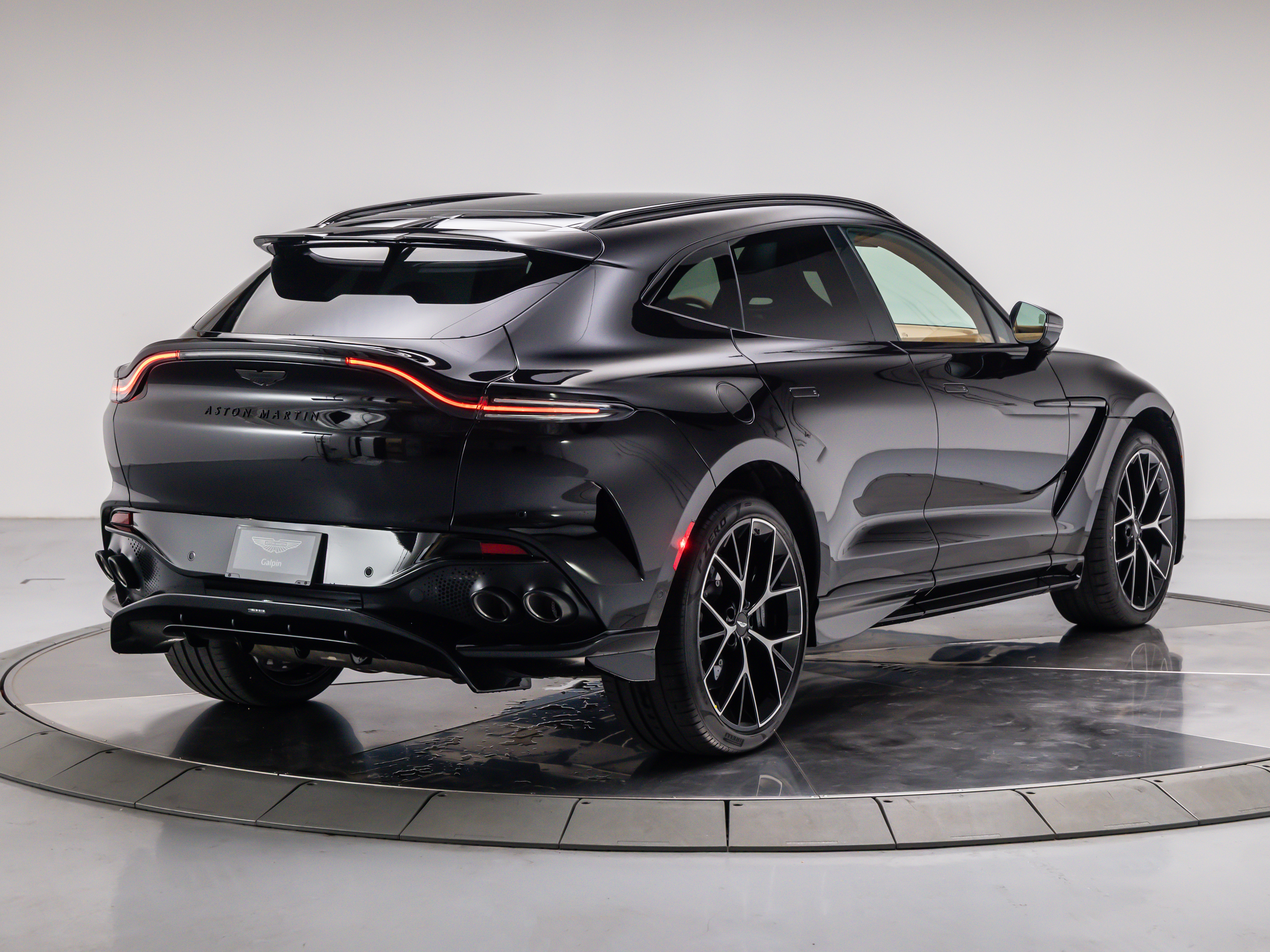 2026 Aston Martin DBX 707 - Photo 13
