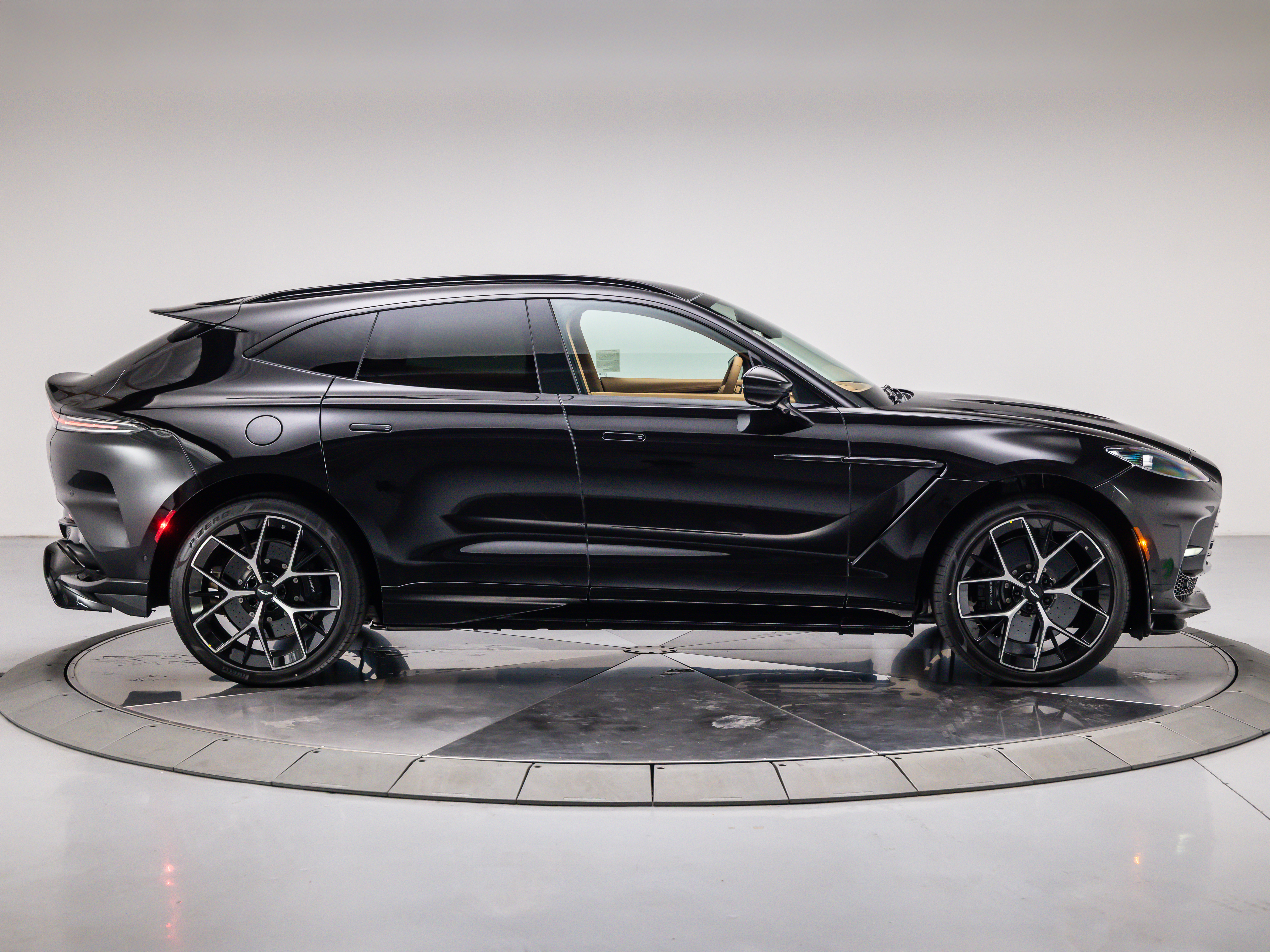 2026 Aston Martin DBX 707 - Photo 14