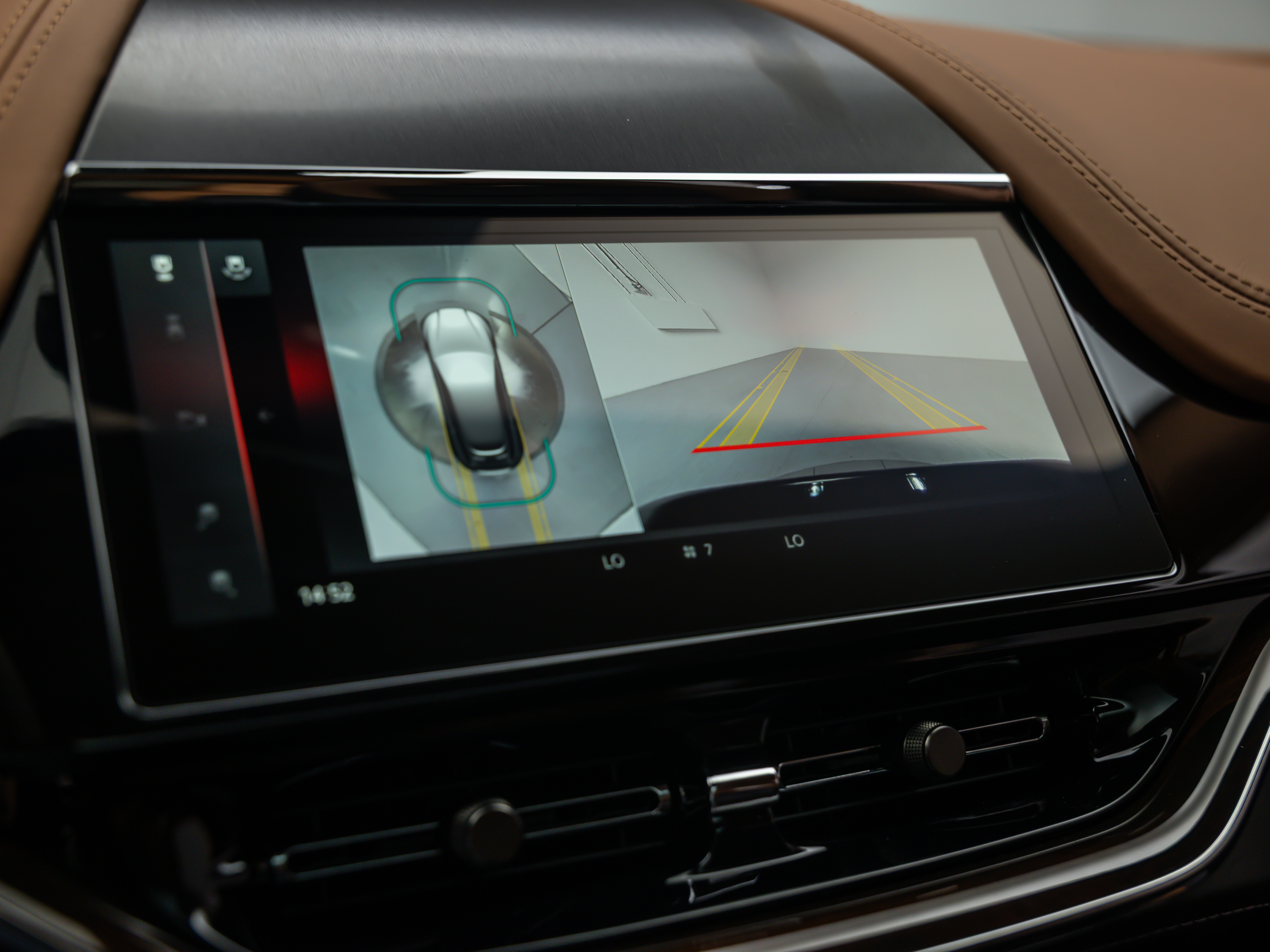 2026 Aston Martin DBX 707 - Photo 28