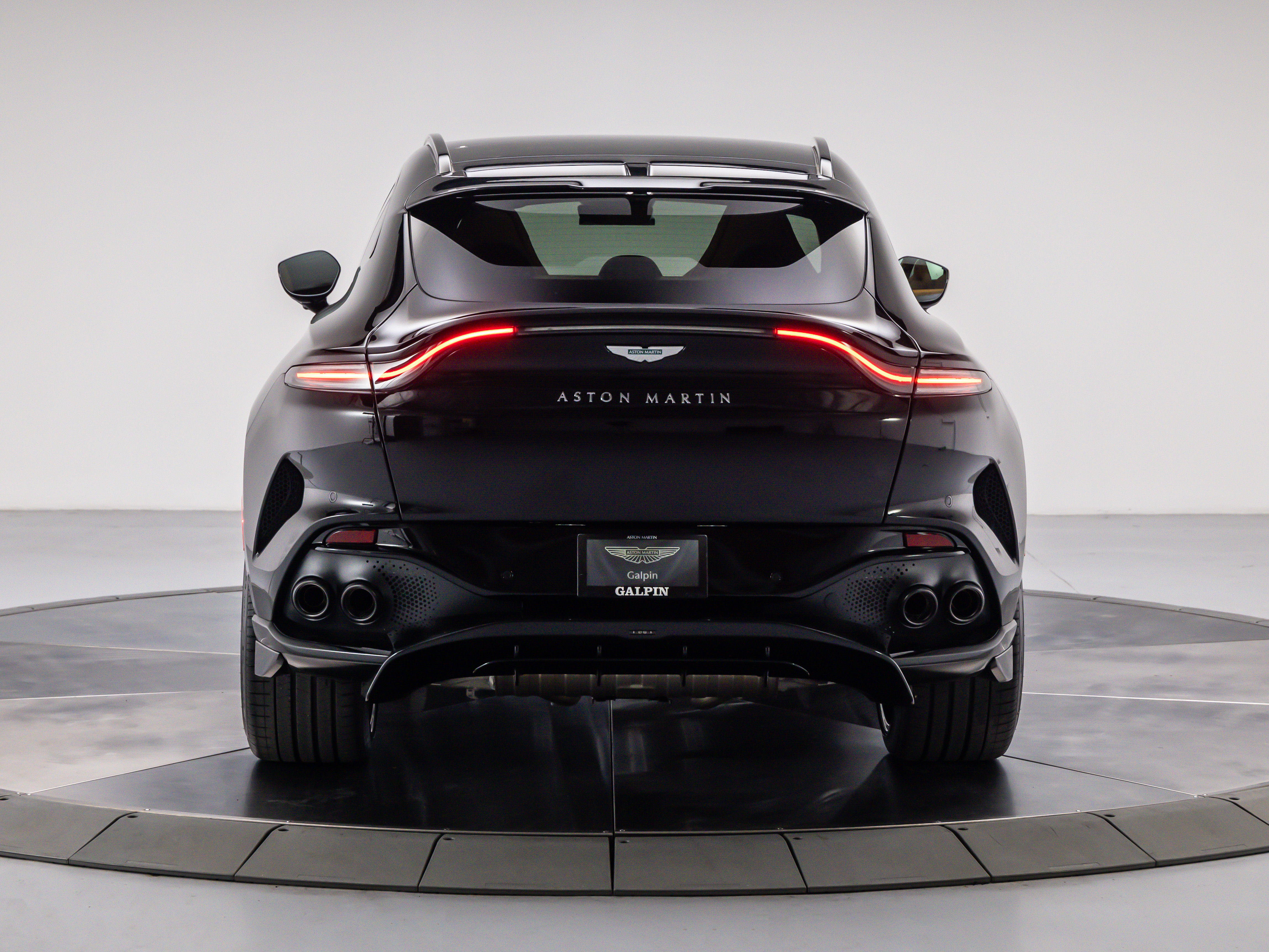 2026 Aston Martin DBX 707 - Photo 7