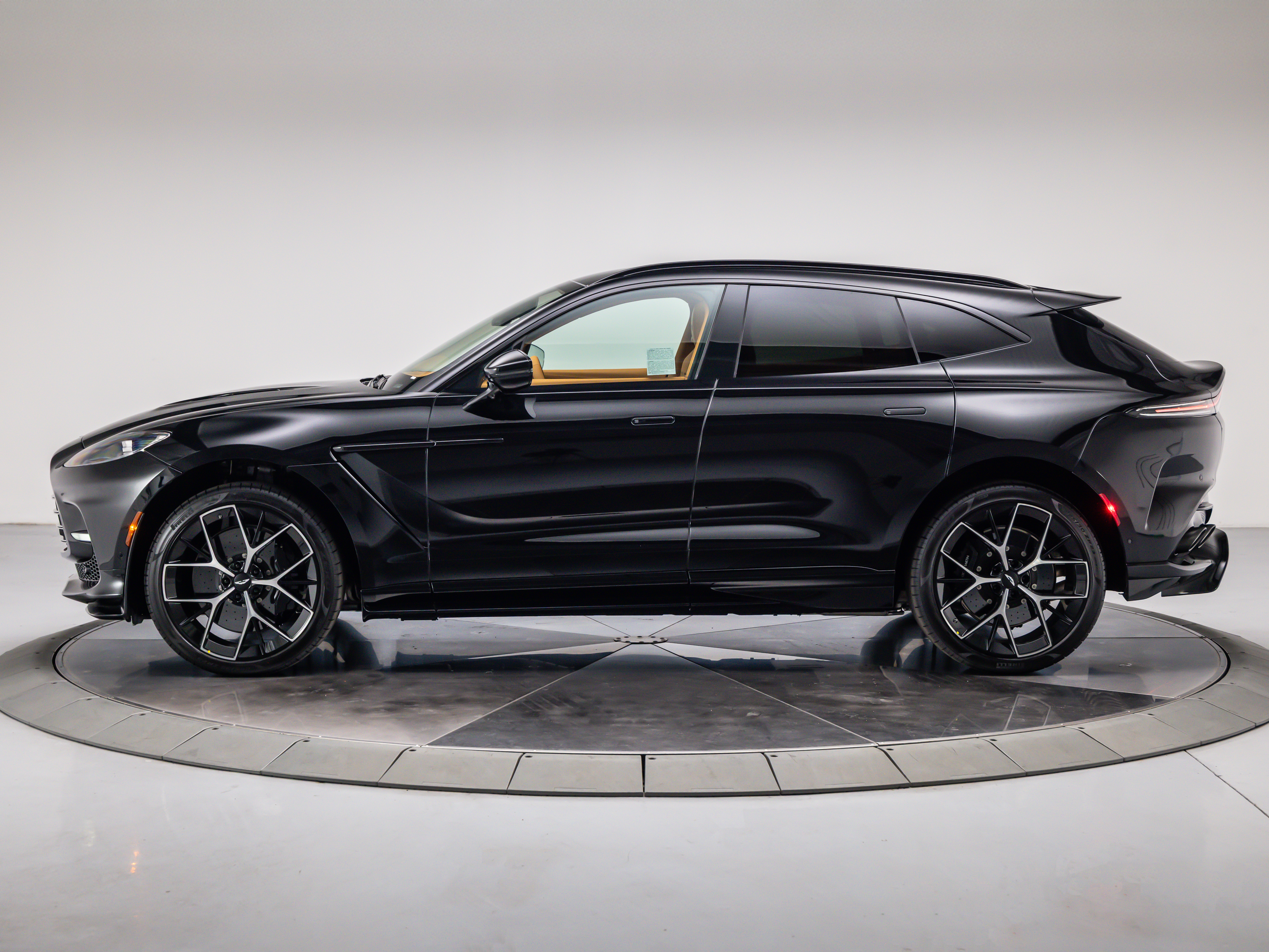 2026 Aston Martin DBX 707 - Photo 12
