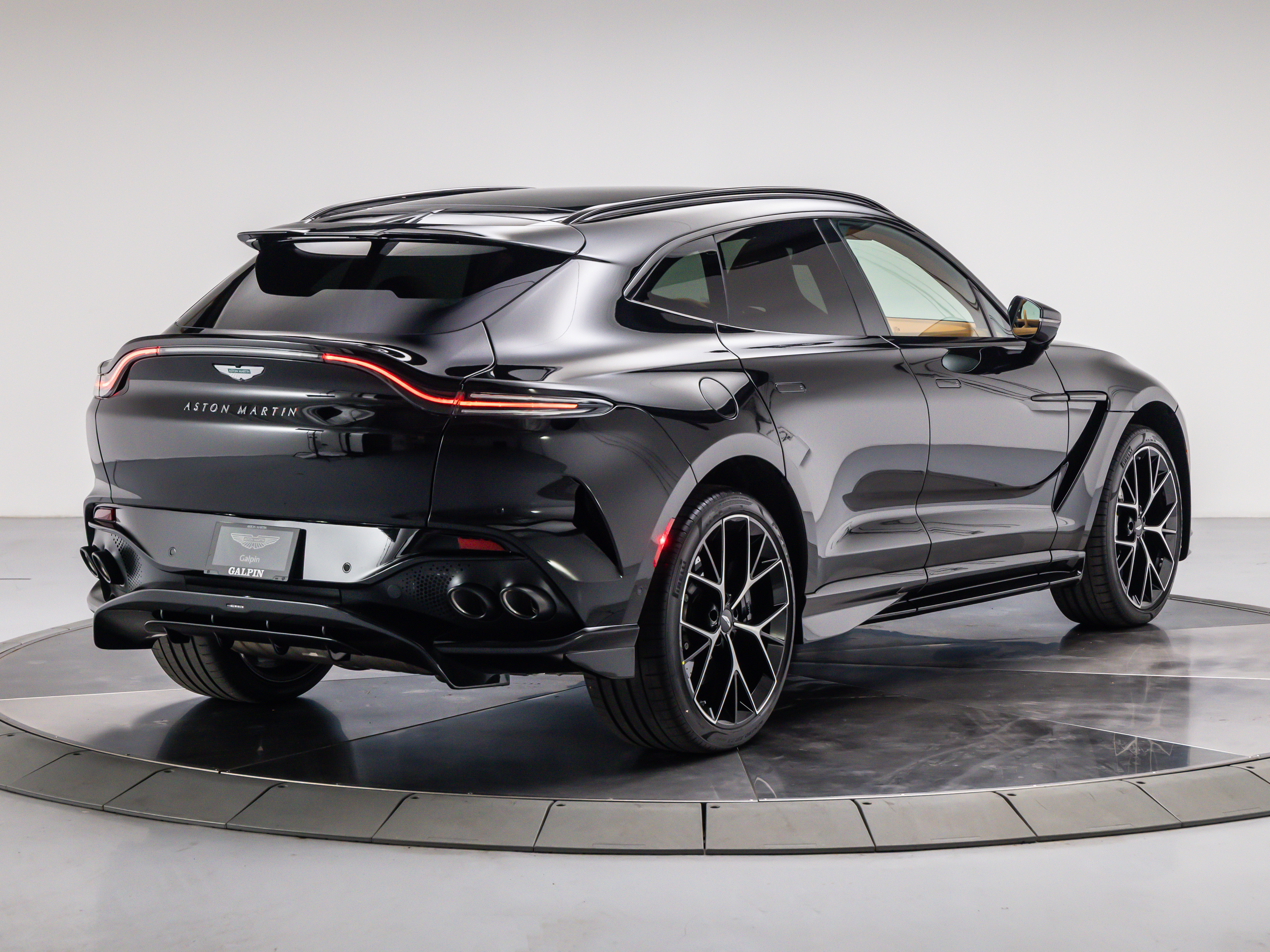 2026 Aston Martin DBX 707 - Photo 13