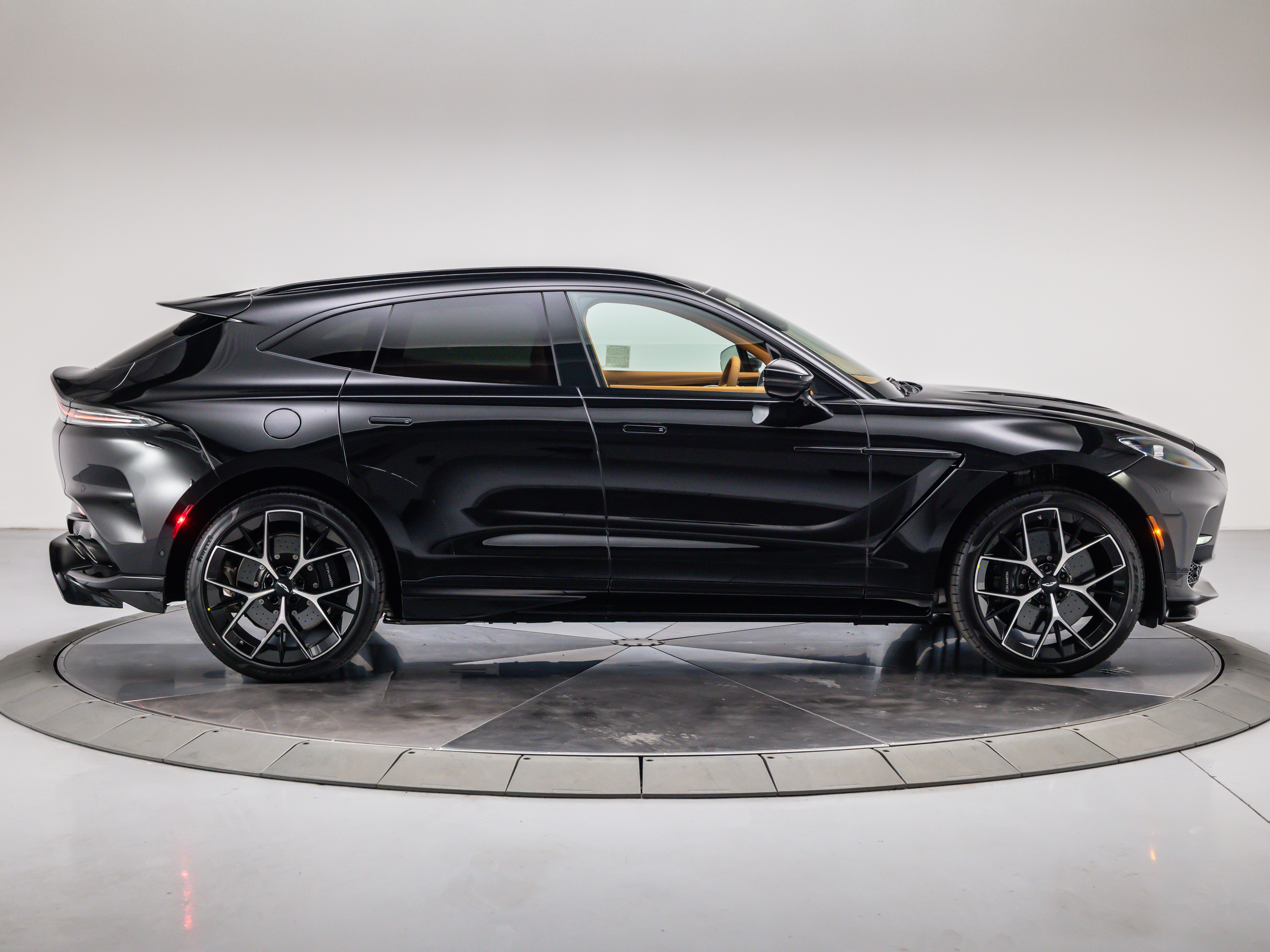 2026 Aston Martin DBX 707 - Photo 14
