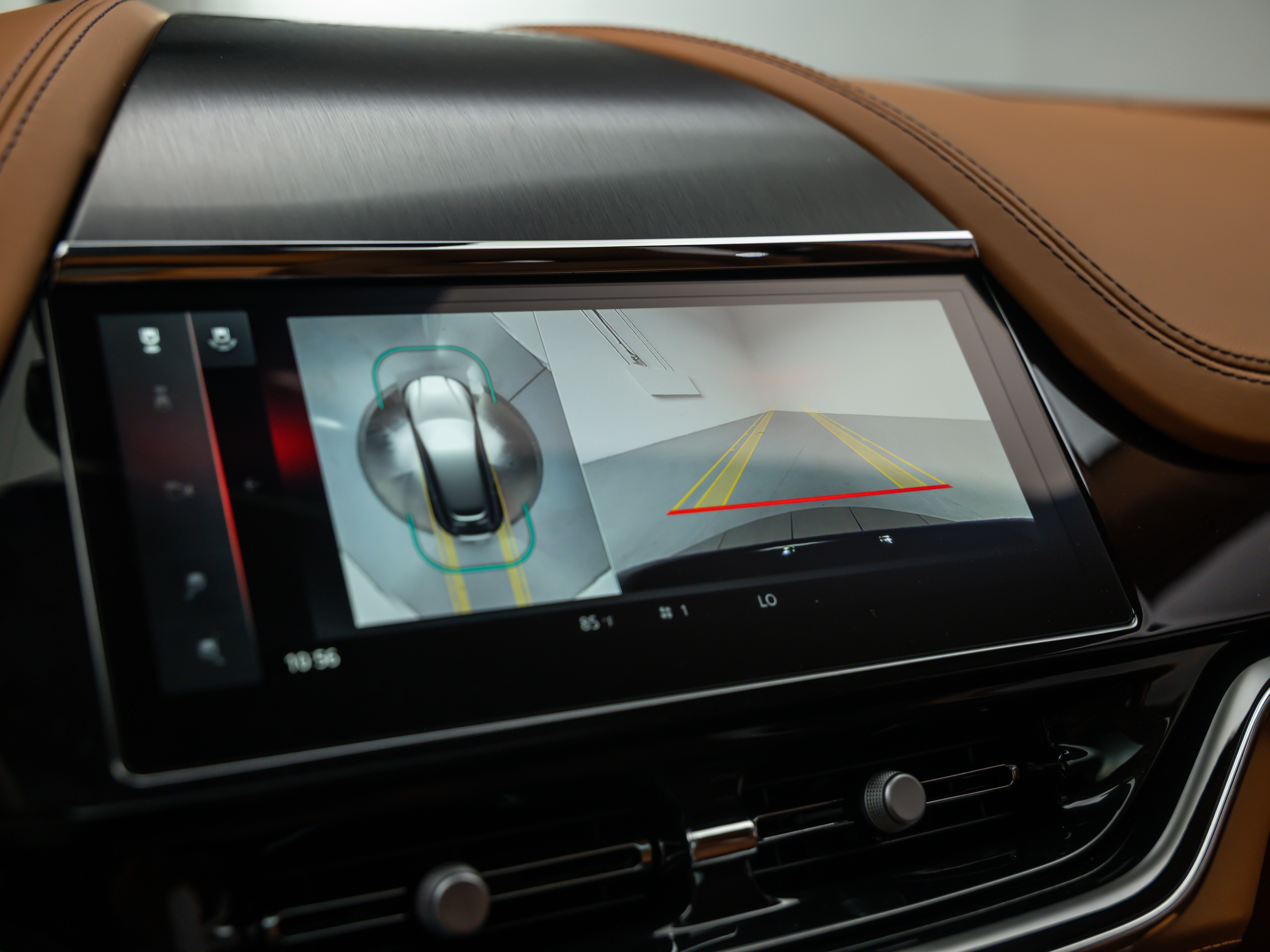 2026 Aston Martin DBX 707 - Photo 28