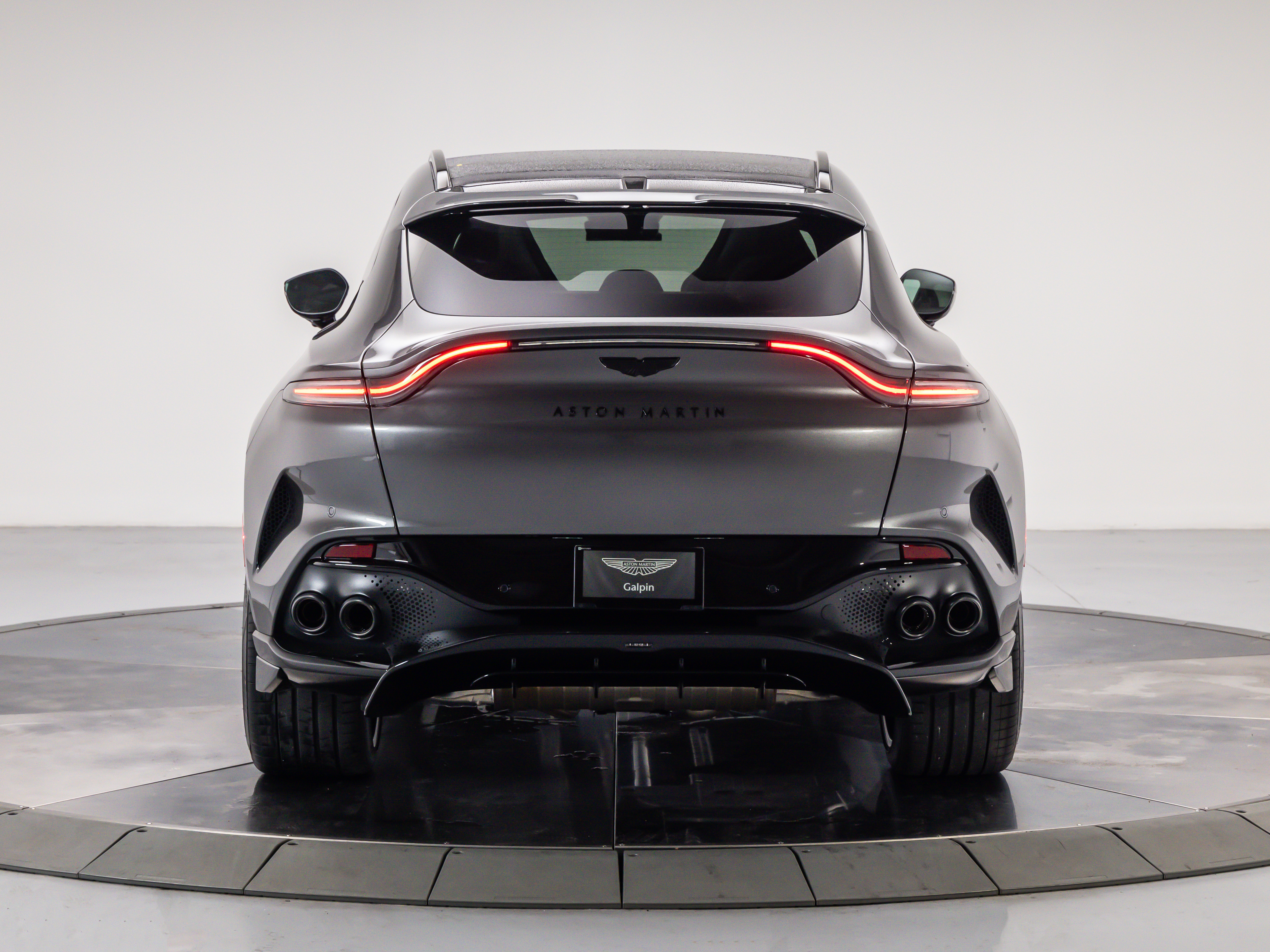 2026 Aston Martin DBX 707 - Photo 7