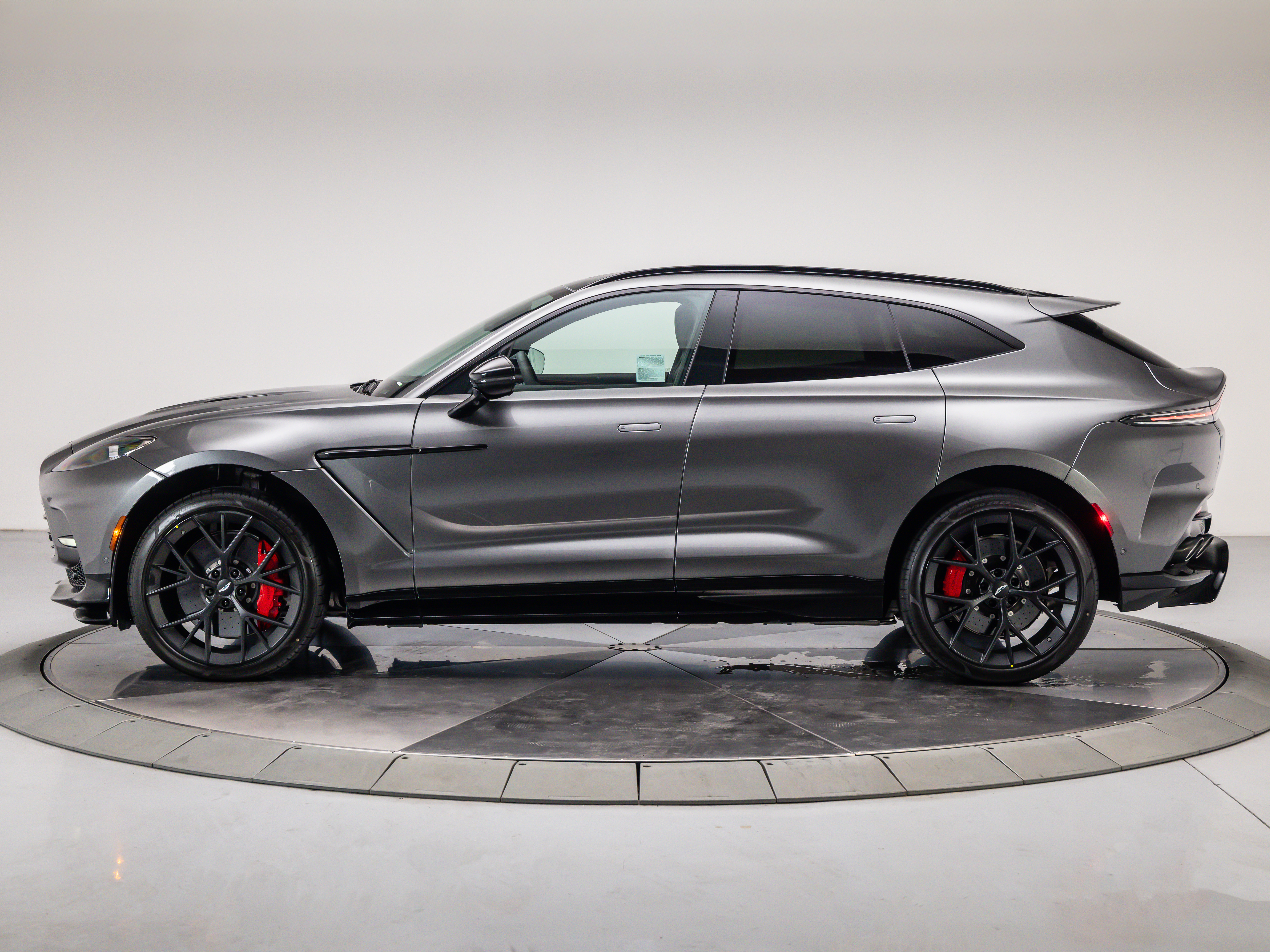 2026 Aston Martin DBX 707 - Photo 12