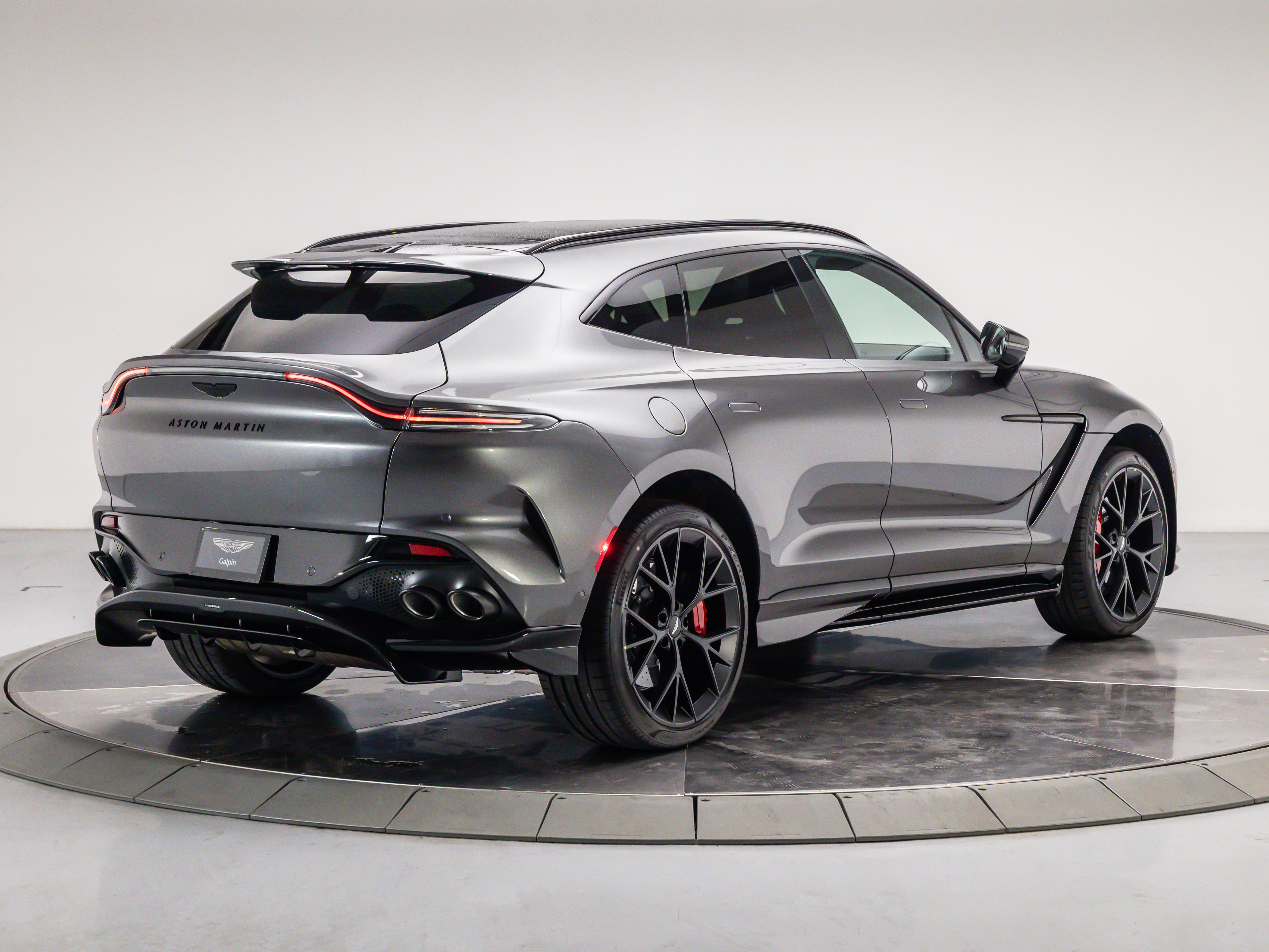 2026 Aston Martin DBX 707 - Photo 13