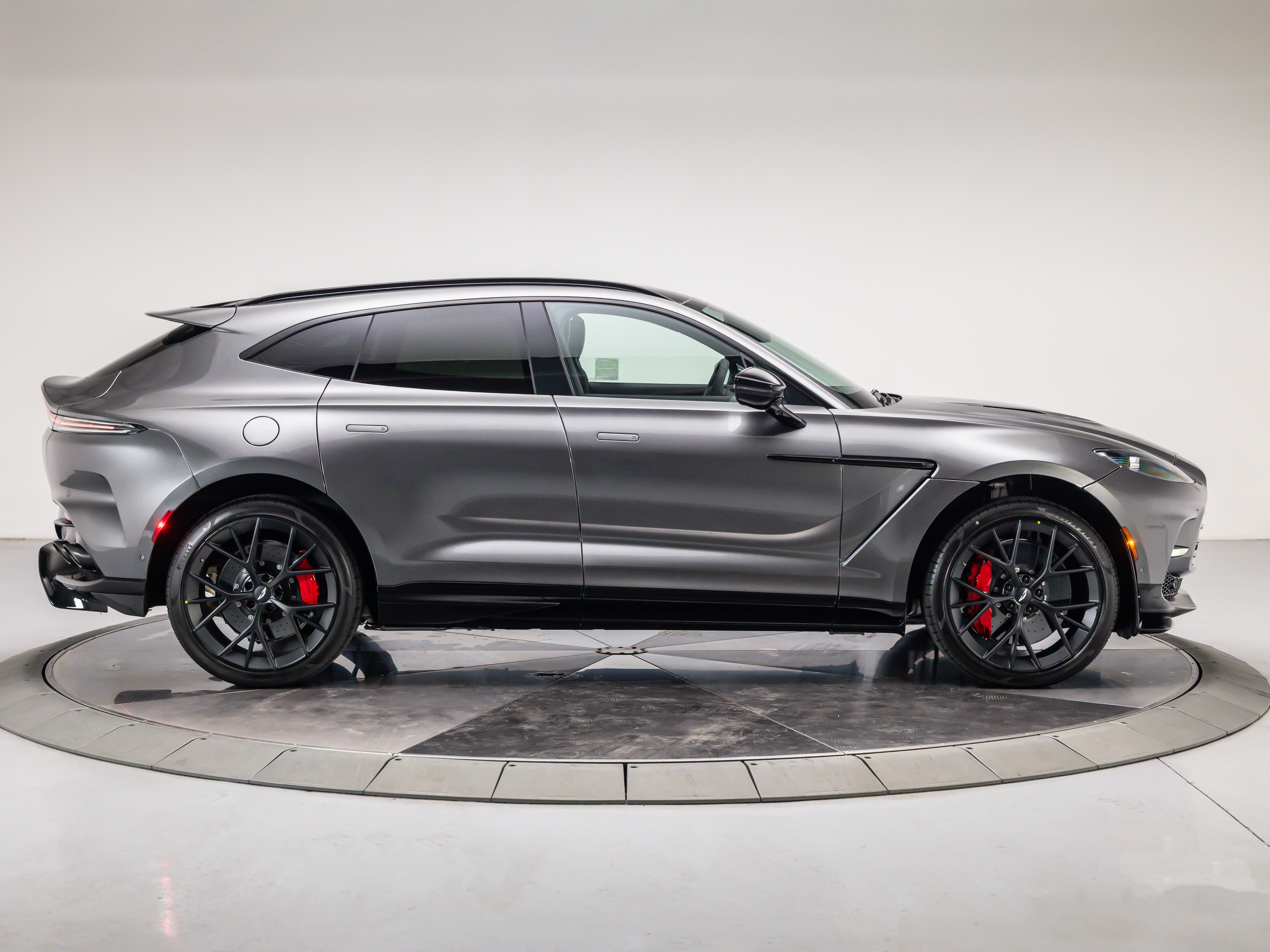 2026 Aston Martin DBX 707 - Photo 14