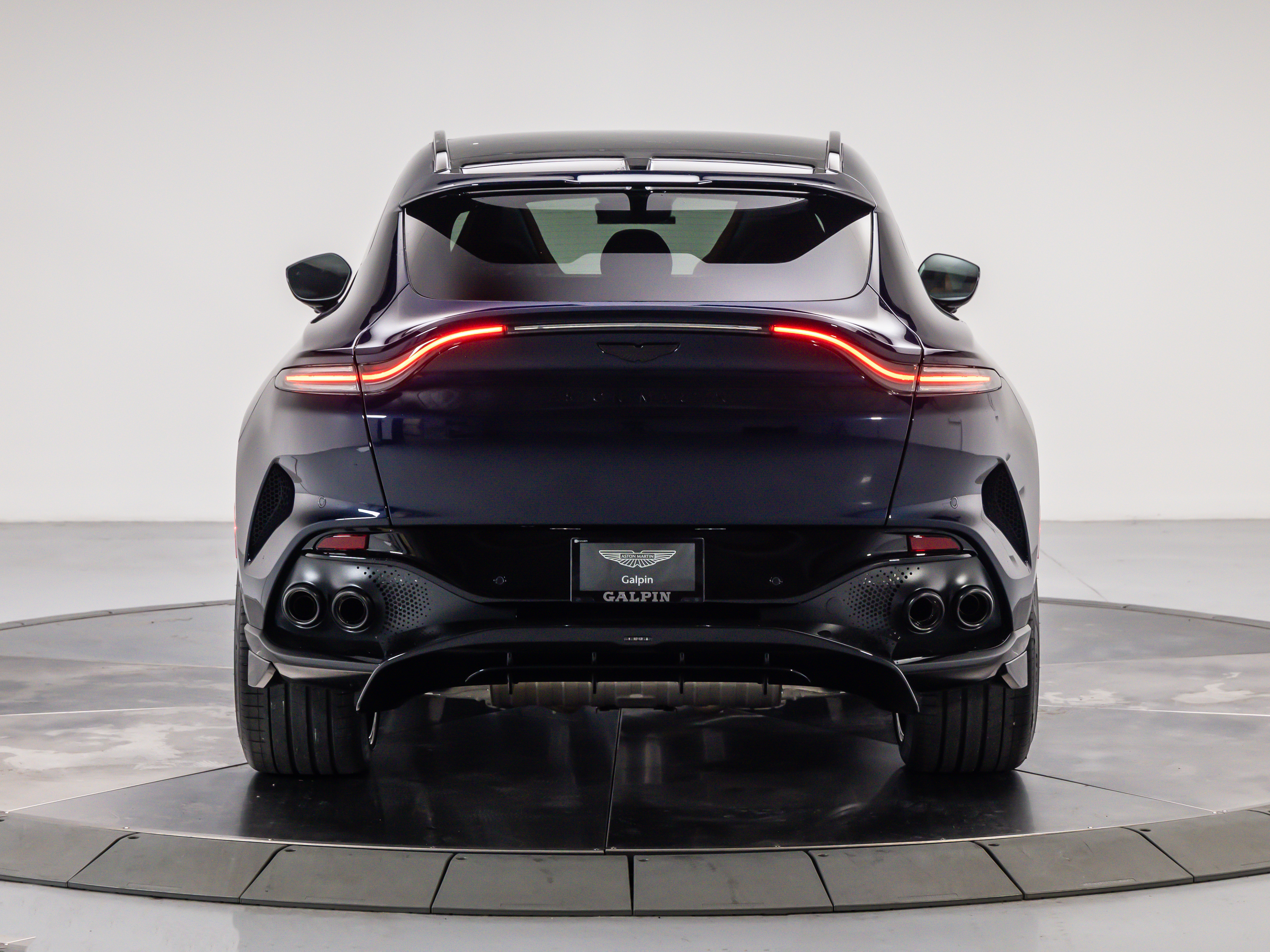 2026 Aston Martin DBX 707 - Photo 7