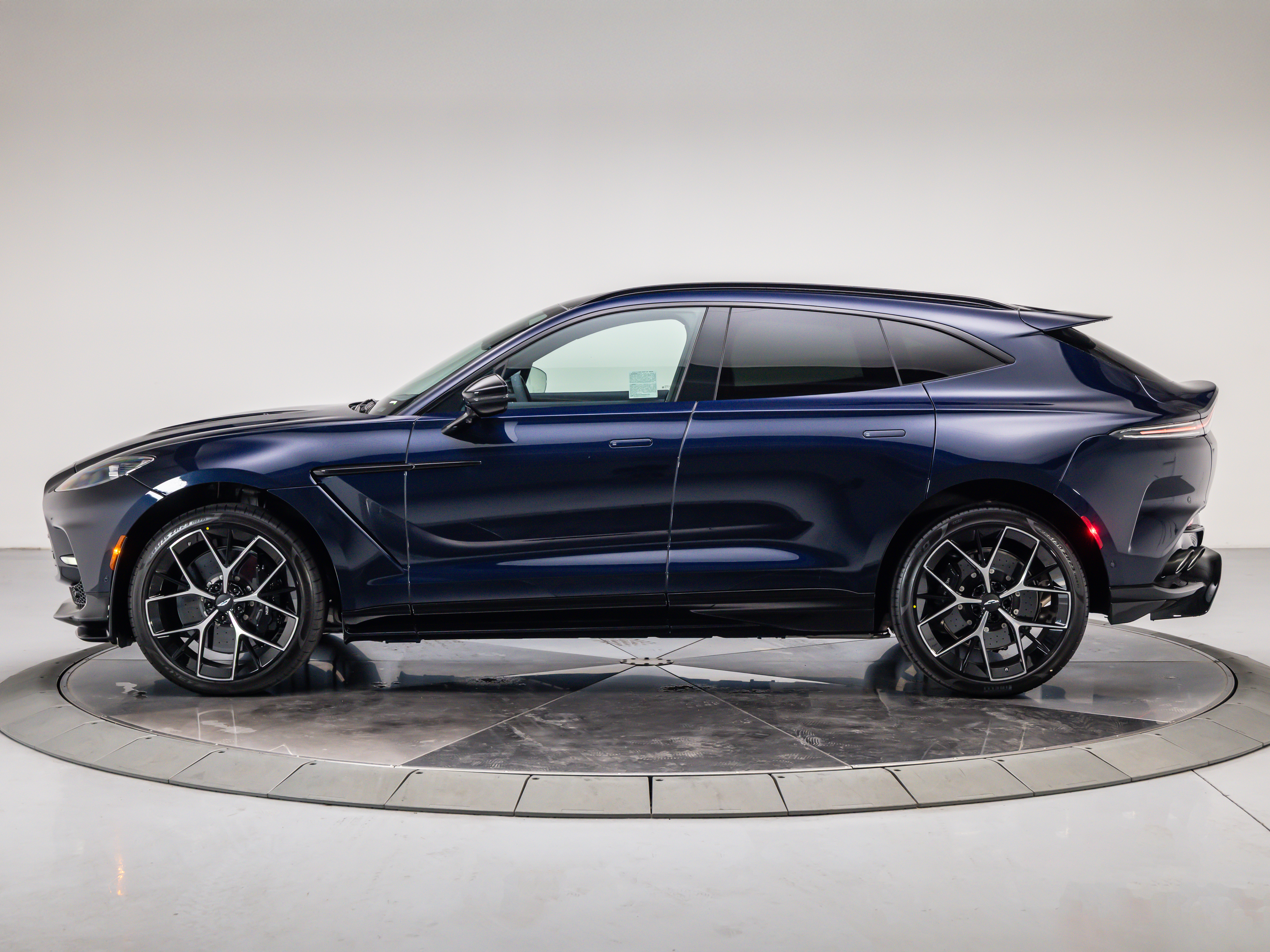 2026 Aston Martin DBX 707 - Photo 12