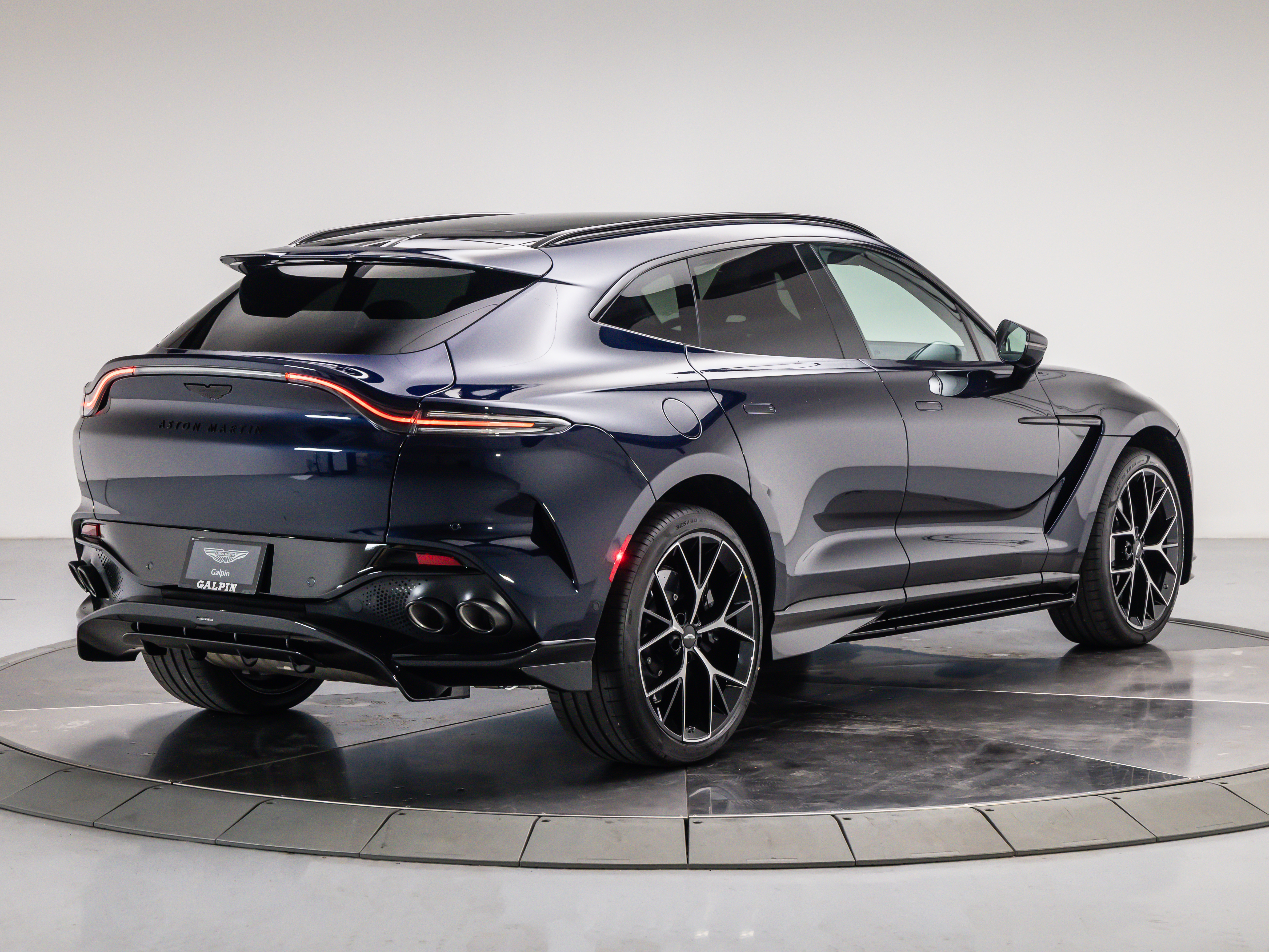 2026 Aston Martin DBX 707 - Photo 13