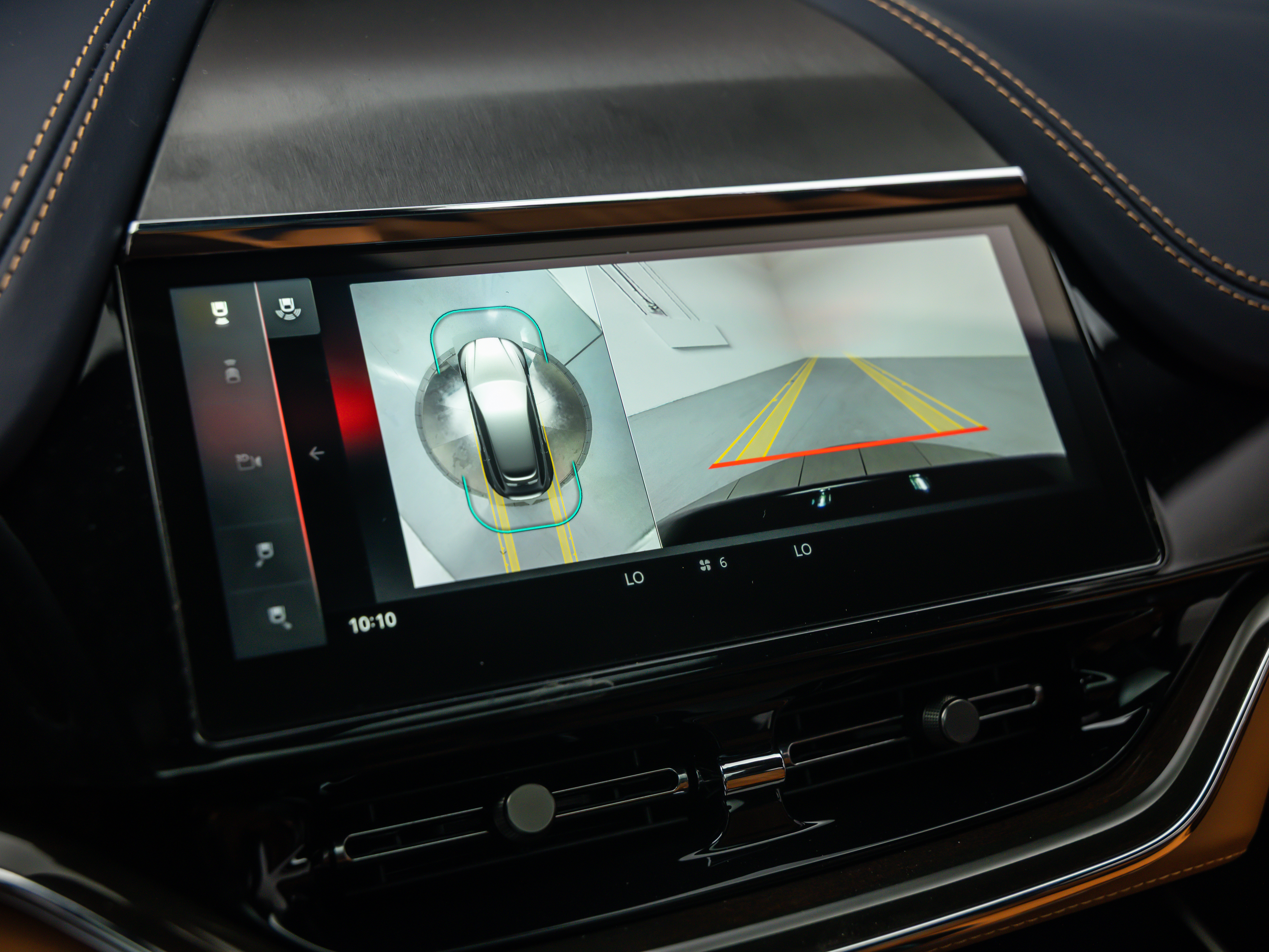 2026 Aston Martin DBX 707 - Photo 35