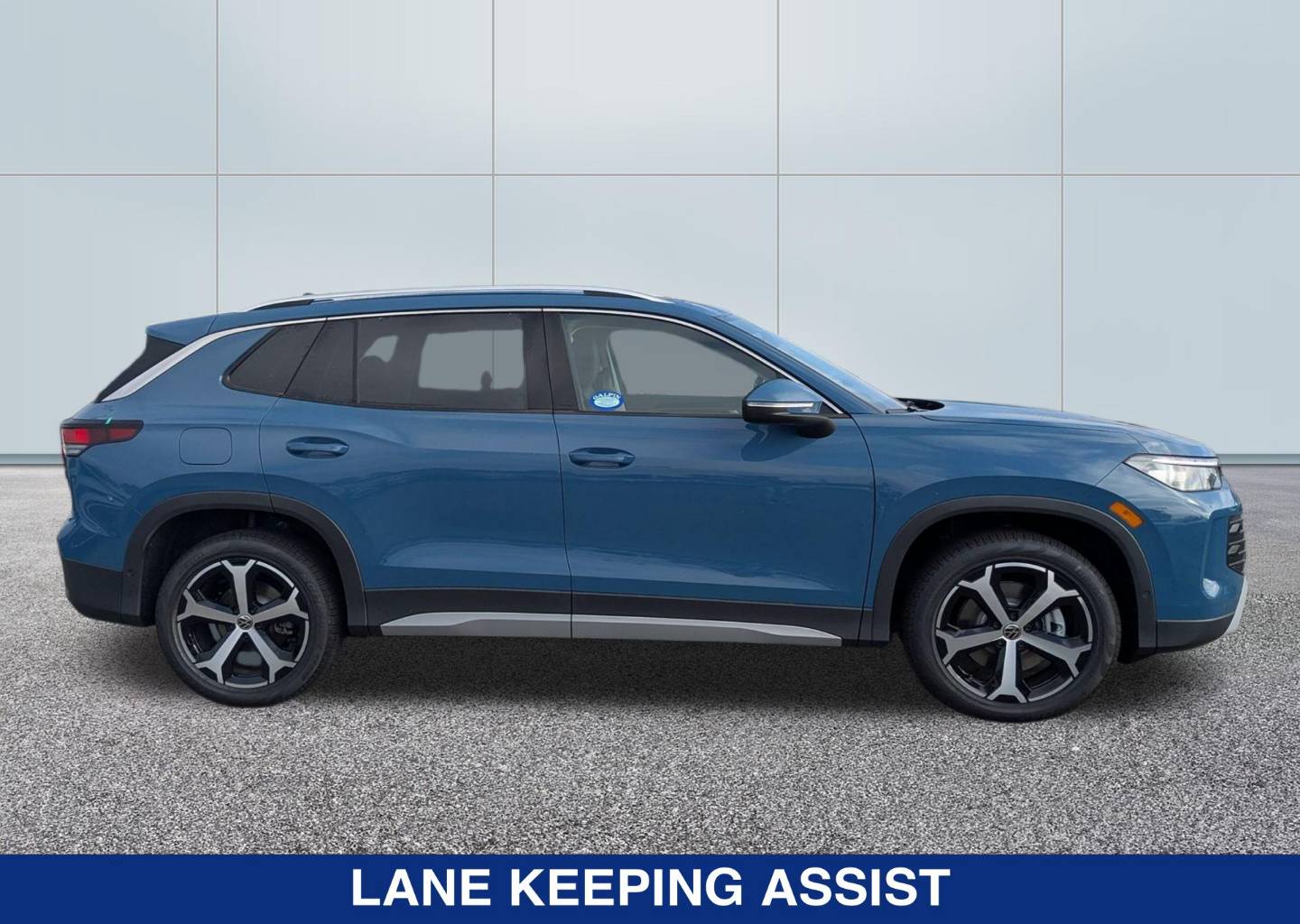 2025 Volkswagen Tiguan SE - Photo 6