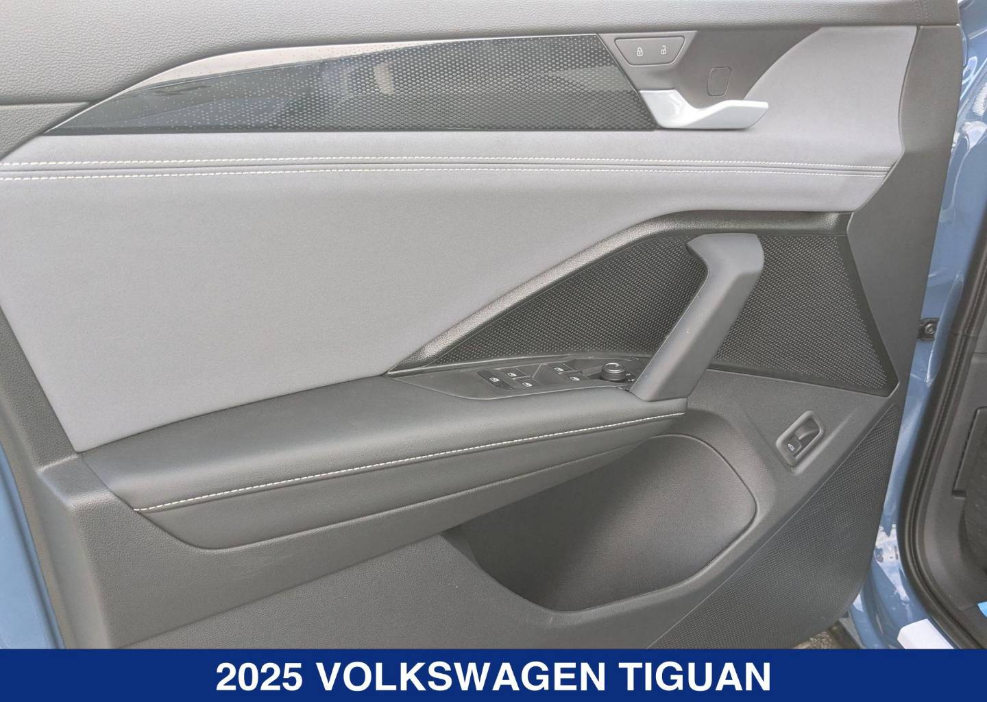2025 Volkswagen Tiguan SE - Photo 10
