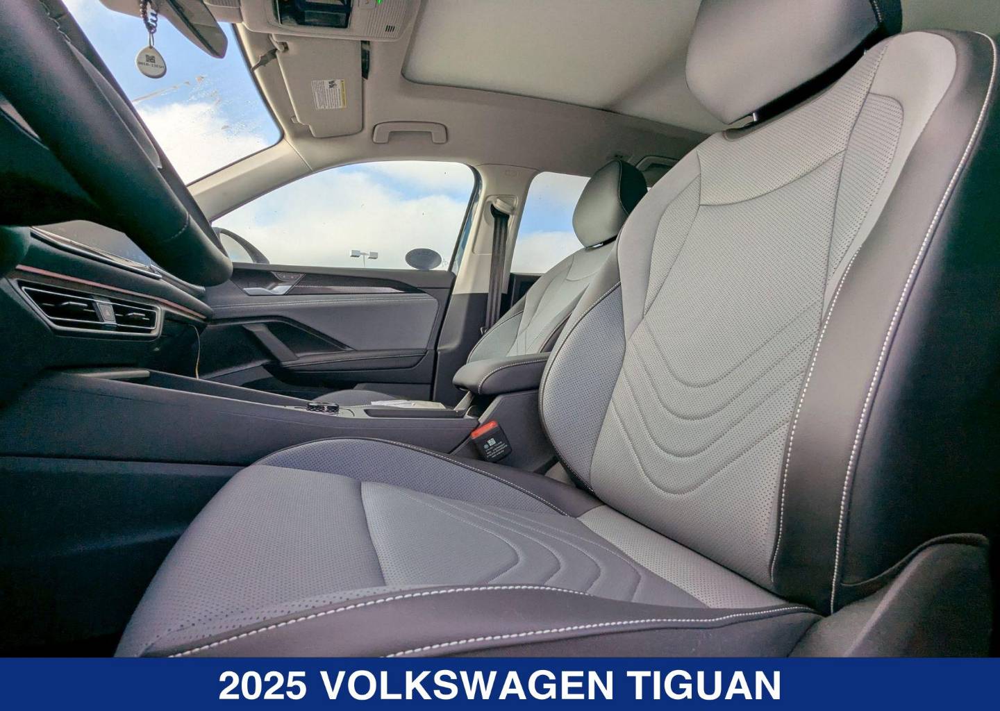 2025 Volkswagen Tiguan SE - Photo 12