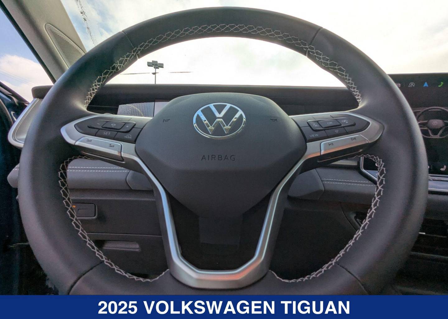 2025 Volkswagen Tiguan SE - Photo 13