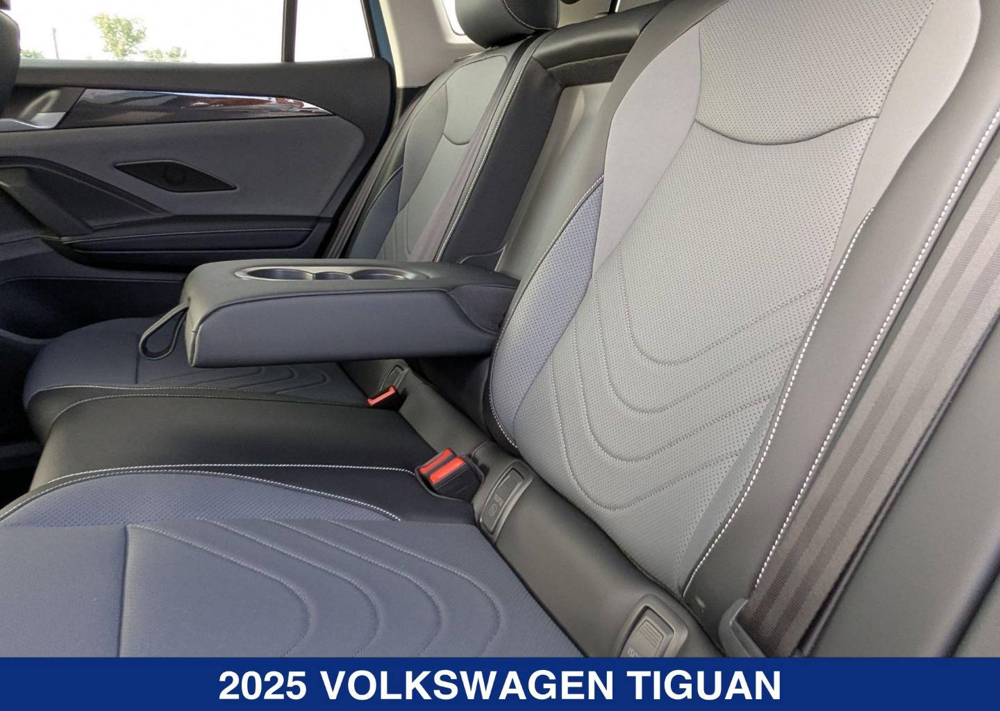 2025 Volkswagen Tiguan SE - Photo 17
