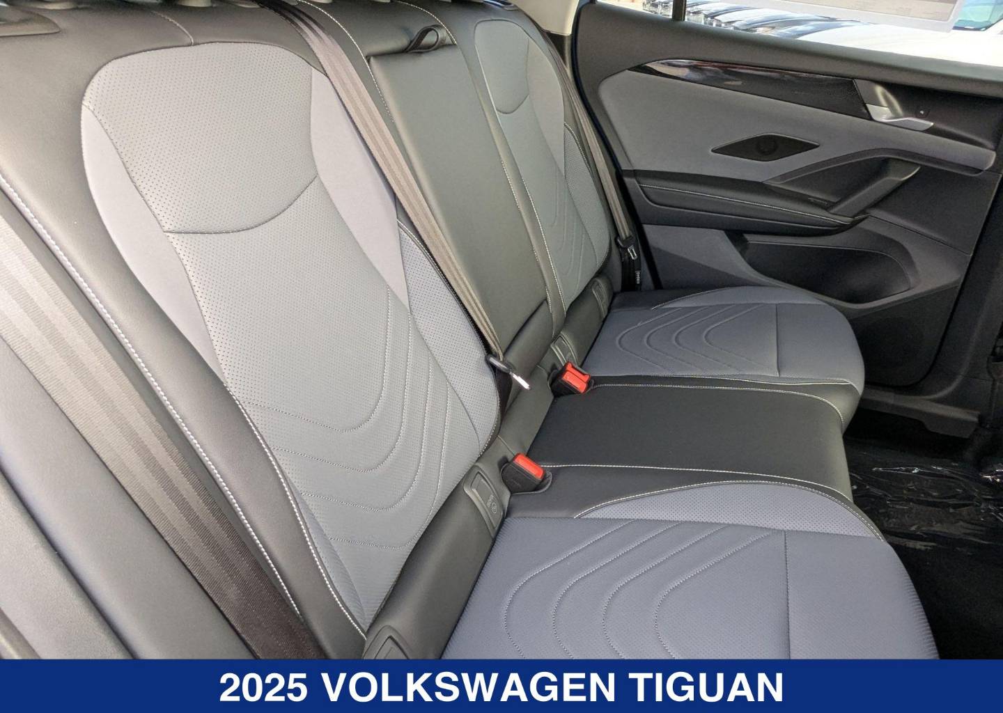 2025 Volkswagen Tiguan SE - Photo 18
