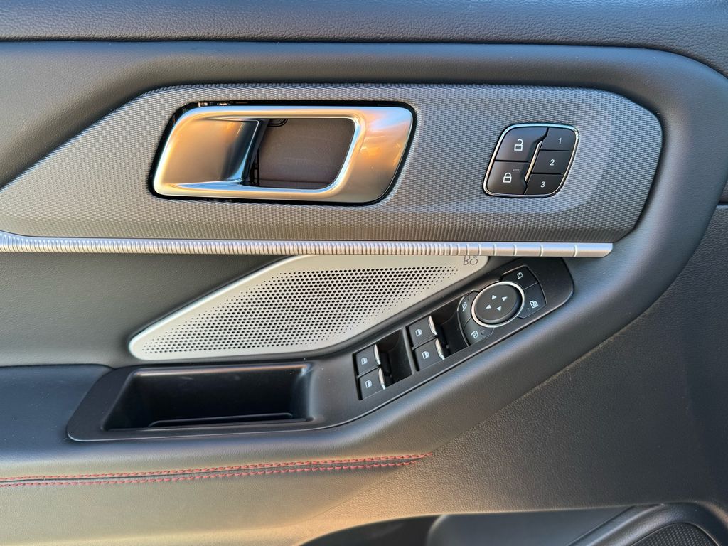 2026 Ford Explorer ST - Photo 9