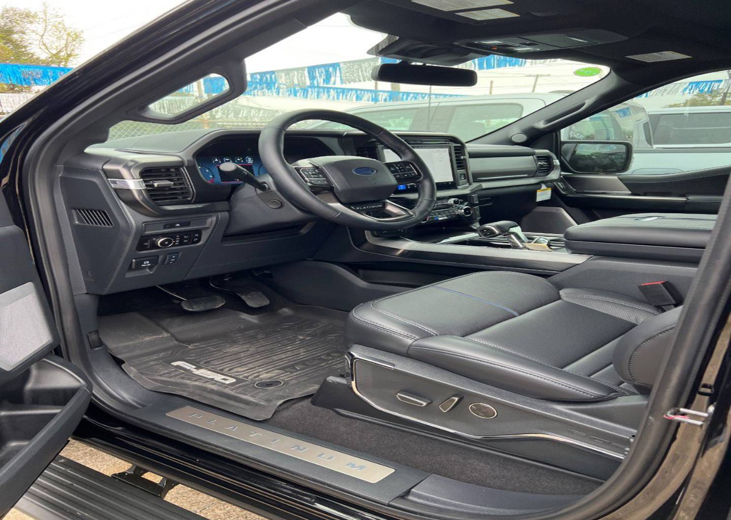 2025 Ford F-150 Platinum - Photo 11
