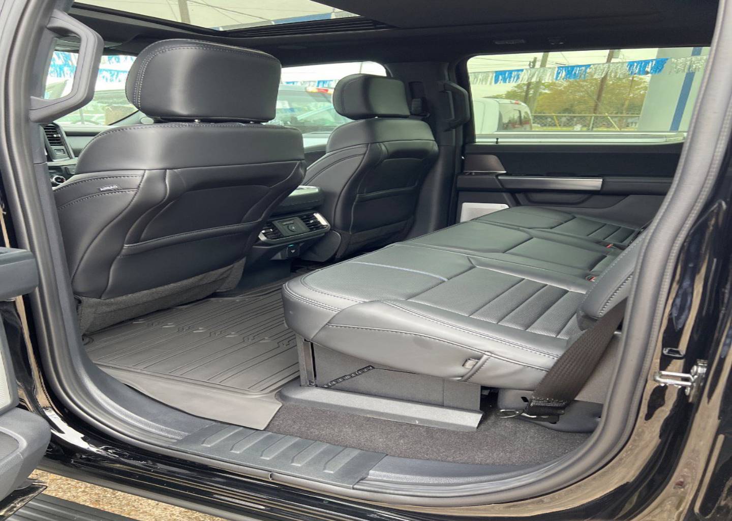 2025 Ford F-150 Platinum - Photo 17