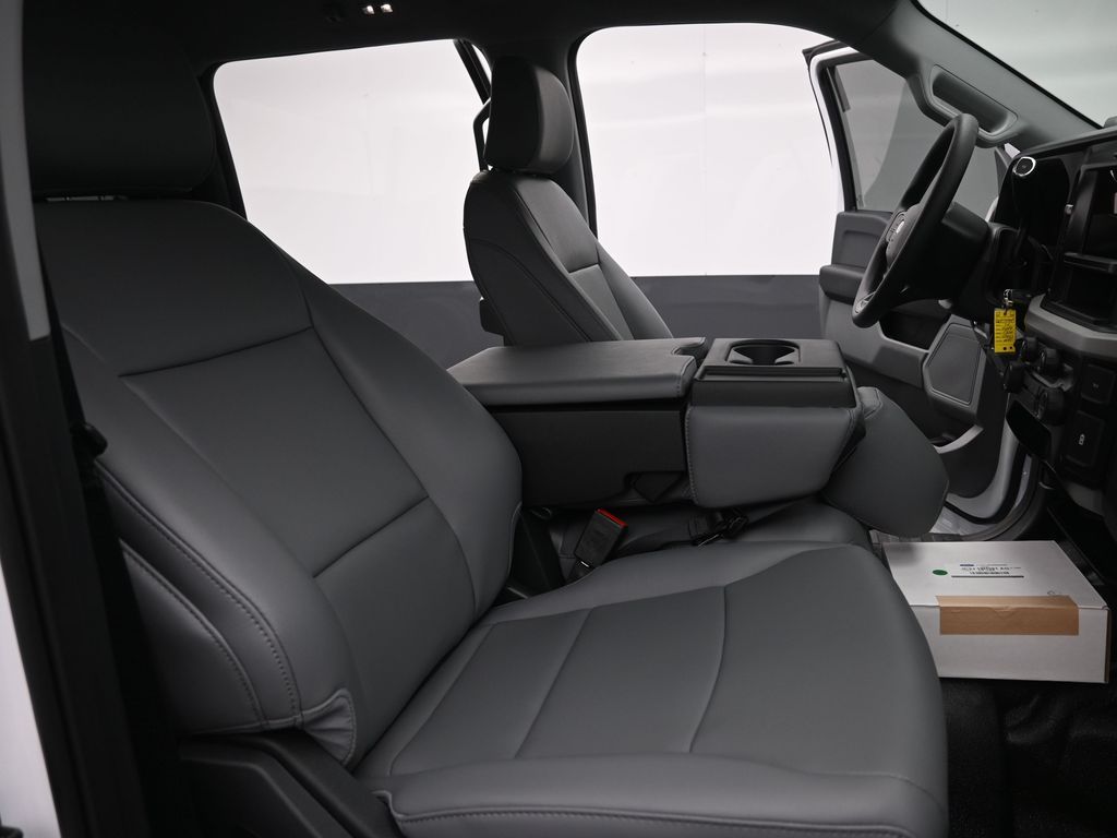 2025 Ford F-350 Super Duty Chassis Cab XL - Photo 10