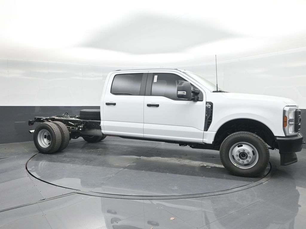 2025 Ford F-350 Super Duty Chassis Cab XL - Photo 11