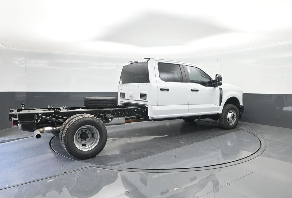 2025 Ford F-350 Super Duty Chassis Cab XL - Photo 14