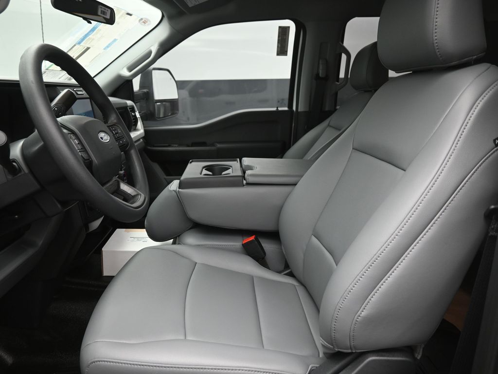 2025 Ford F-350 Super Duty Chassis Cab XL - Photo 16