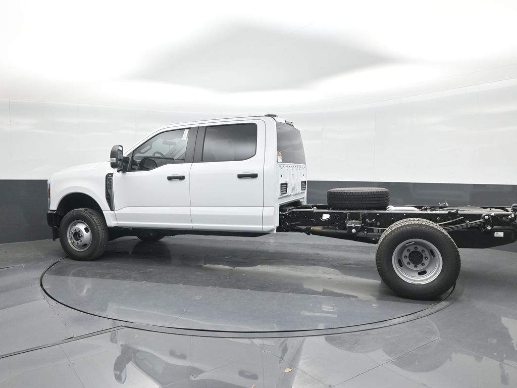 2025 Ford F-350 Super Duty Chassis Cab XL - Photo 24