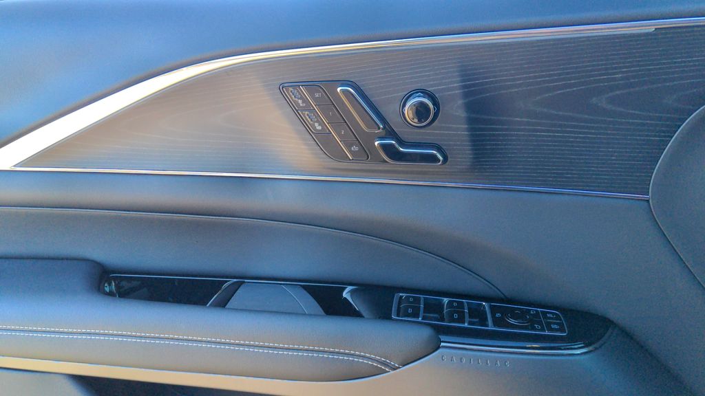 2025 Cadillac LYRIQ Luxury 3 - Photo 18