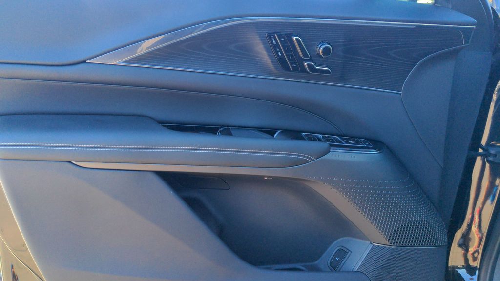 2025 Cadillac LYRIQ Luxury 3 - Photo 19