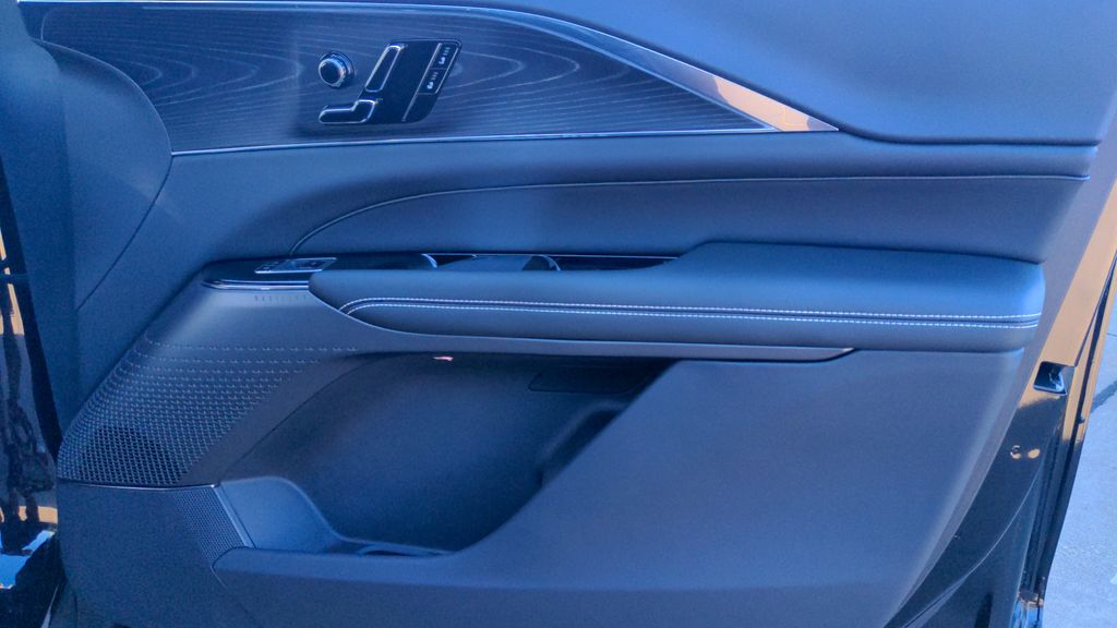 2025 Cadillac LYRIQ Luxury 3 - Photo 23