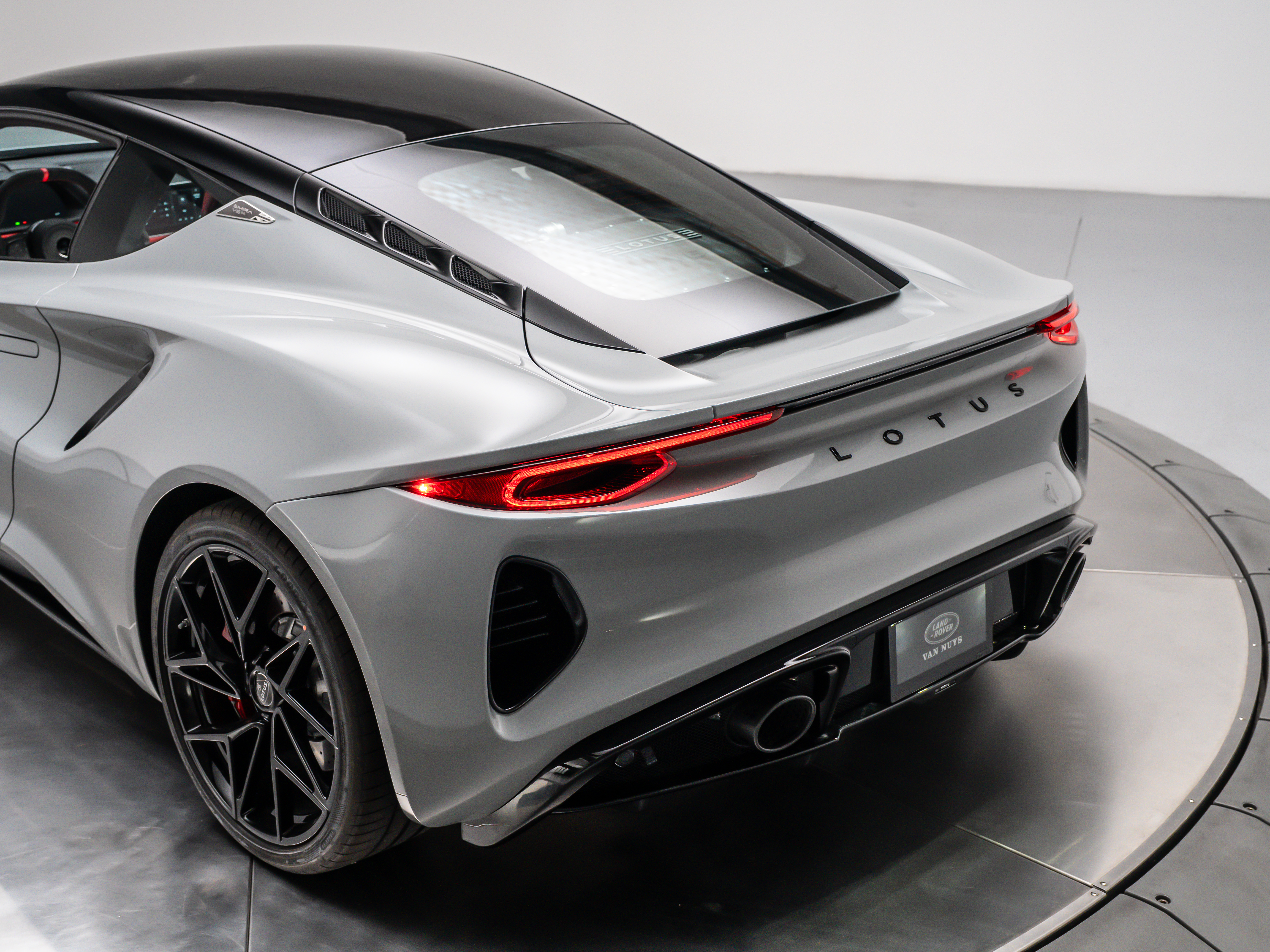 2026 Lotus Emira - Photo 33