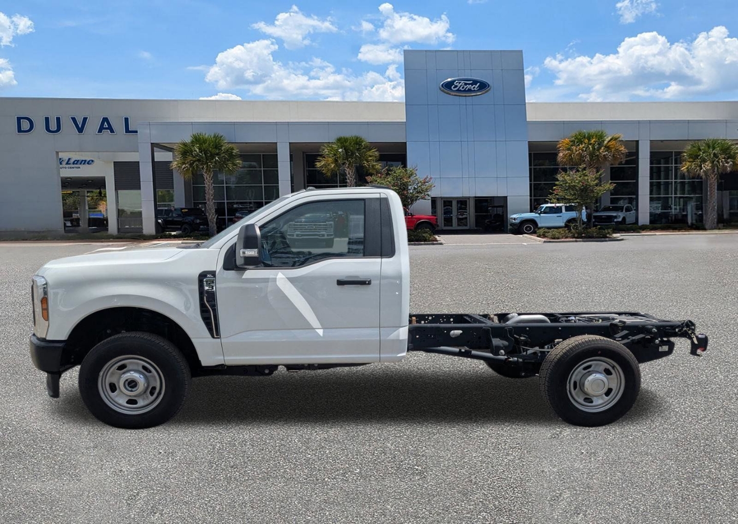 2025 Ford F-350 Super Duty Chassis Cab XLT - Photo 7