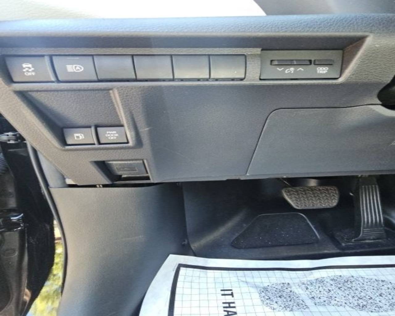 2025 Toyota Sienna LE - Photo 6