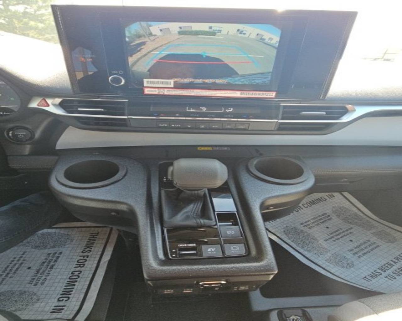 2025 Toyota Sienna LE - Photo 9