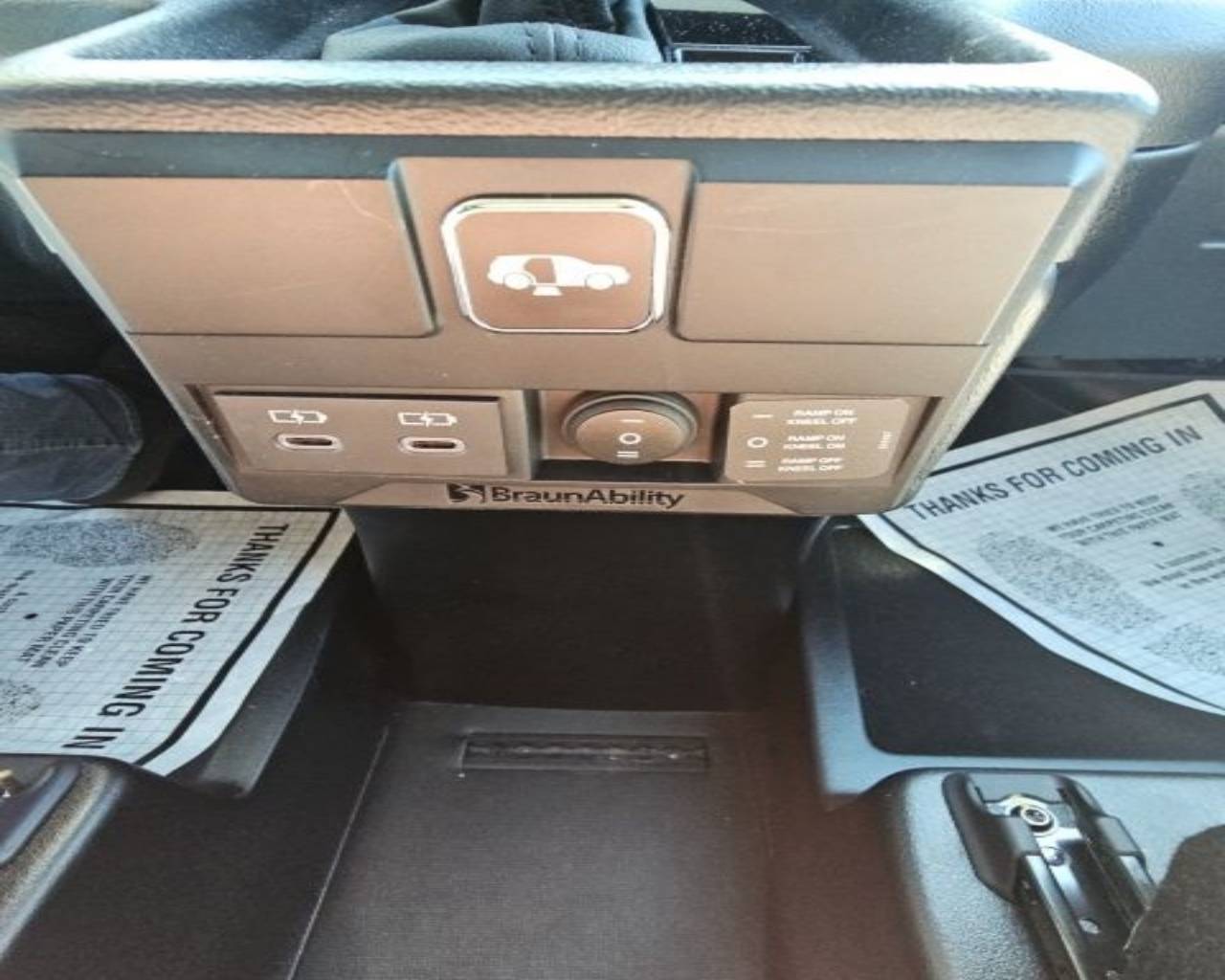 2025 Toyota Sienna LE - Photo 10