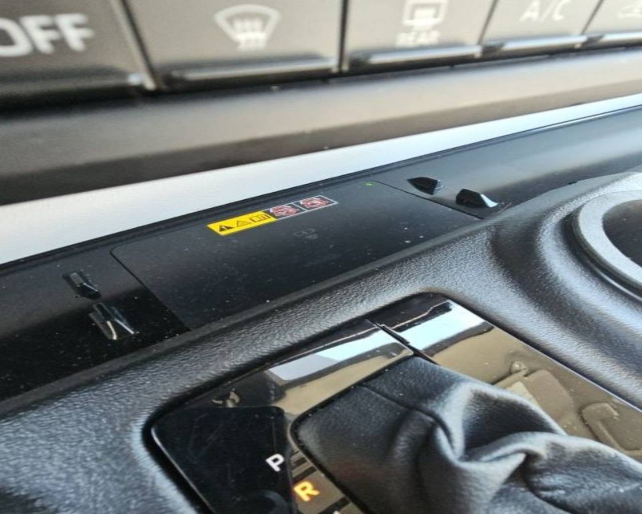 2025 Toyota Sienna LE - Photo 12